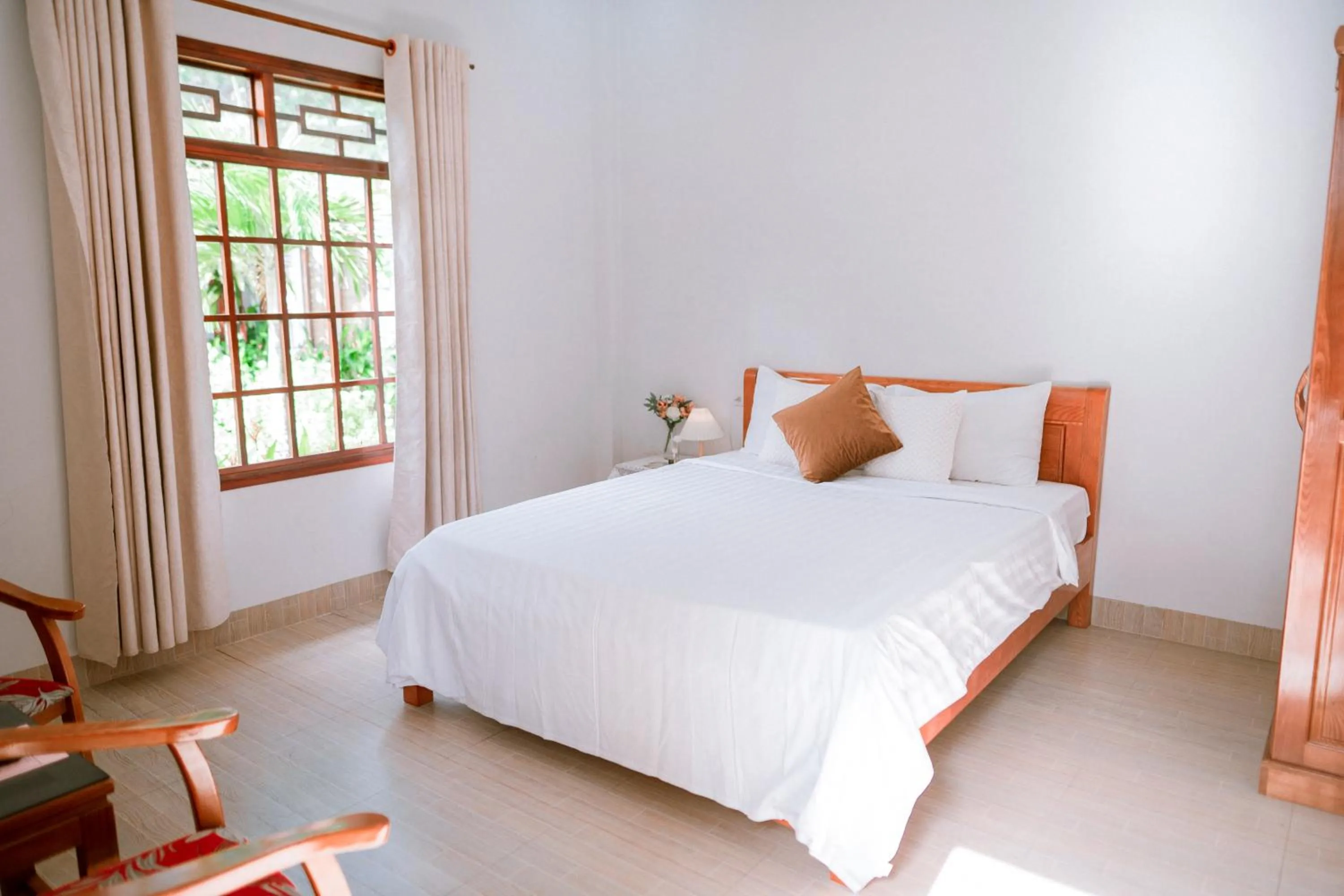 Bedroom, Bed in Wings Bungalow