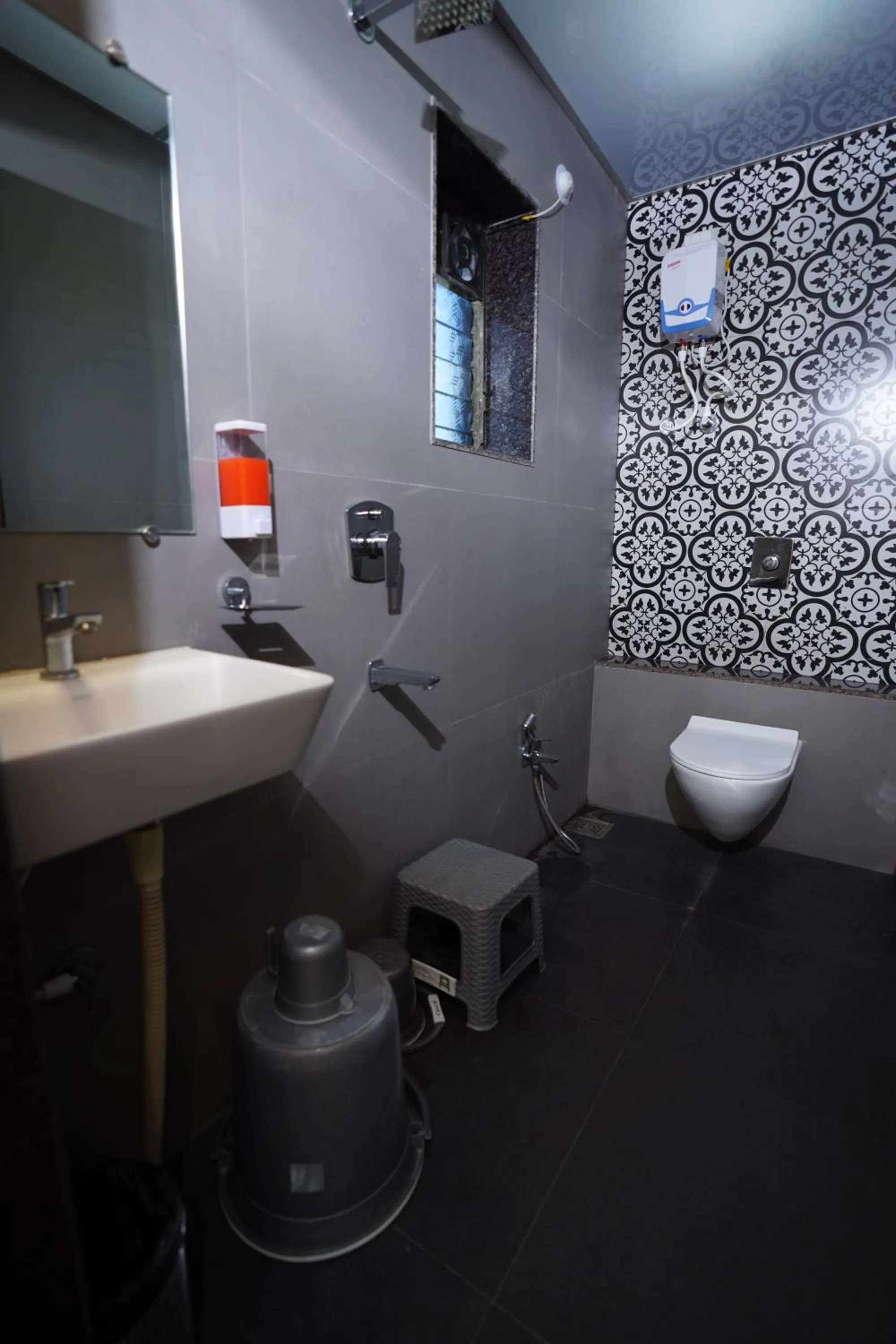 Toilet in Lotus The Lake View Resort