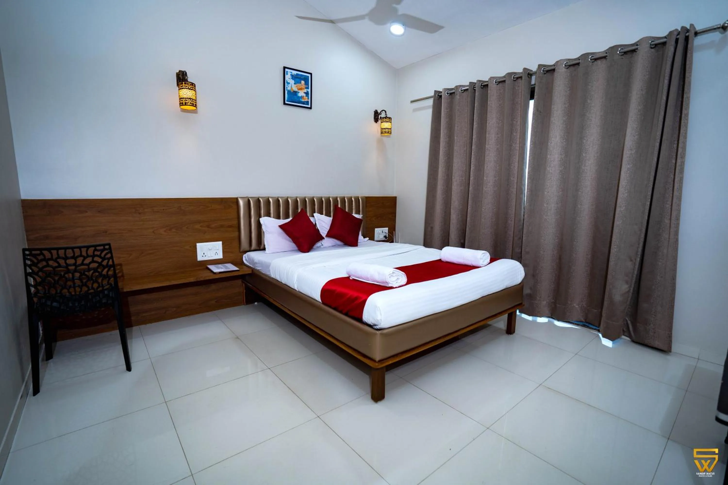 Photo of the whole room, Bed in Lotus The Lake View Resort