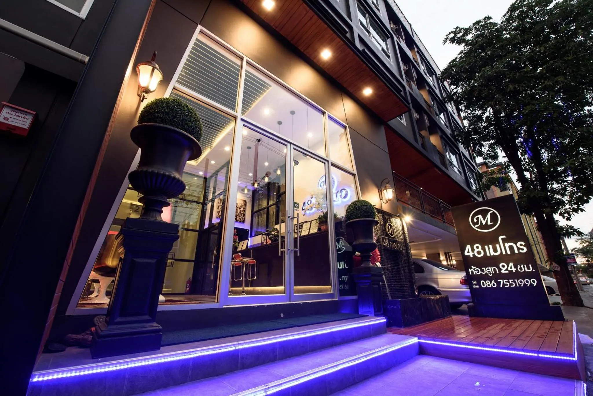 Facade/entrance in 48 Metro Hotel