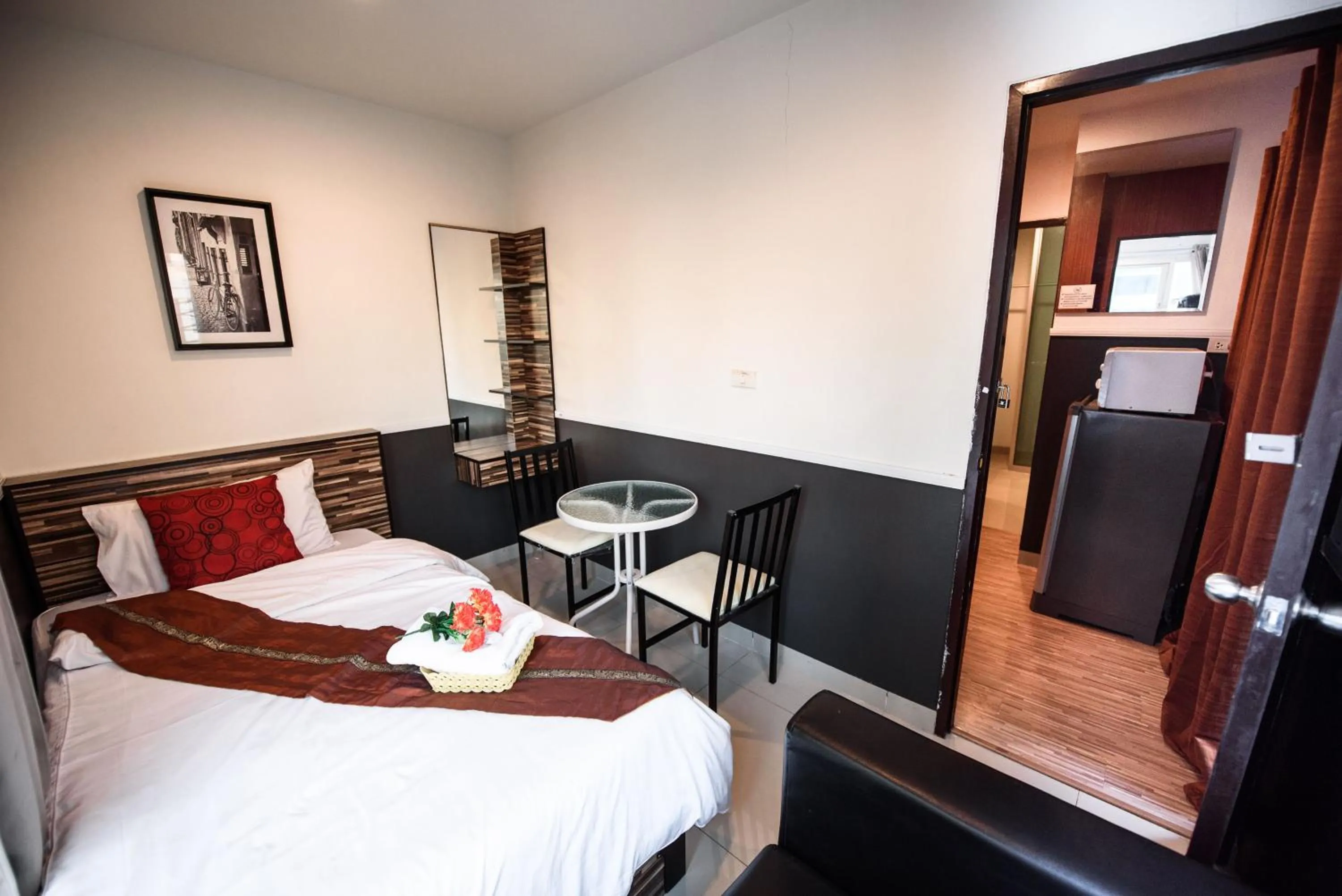 Photo of the whole room in 48 Metro Hotel