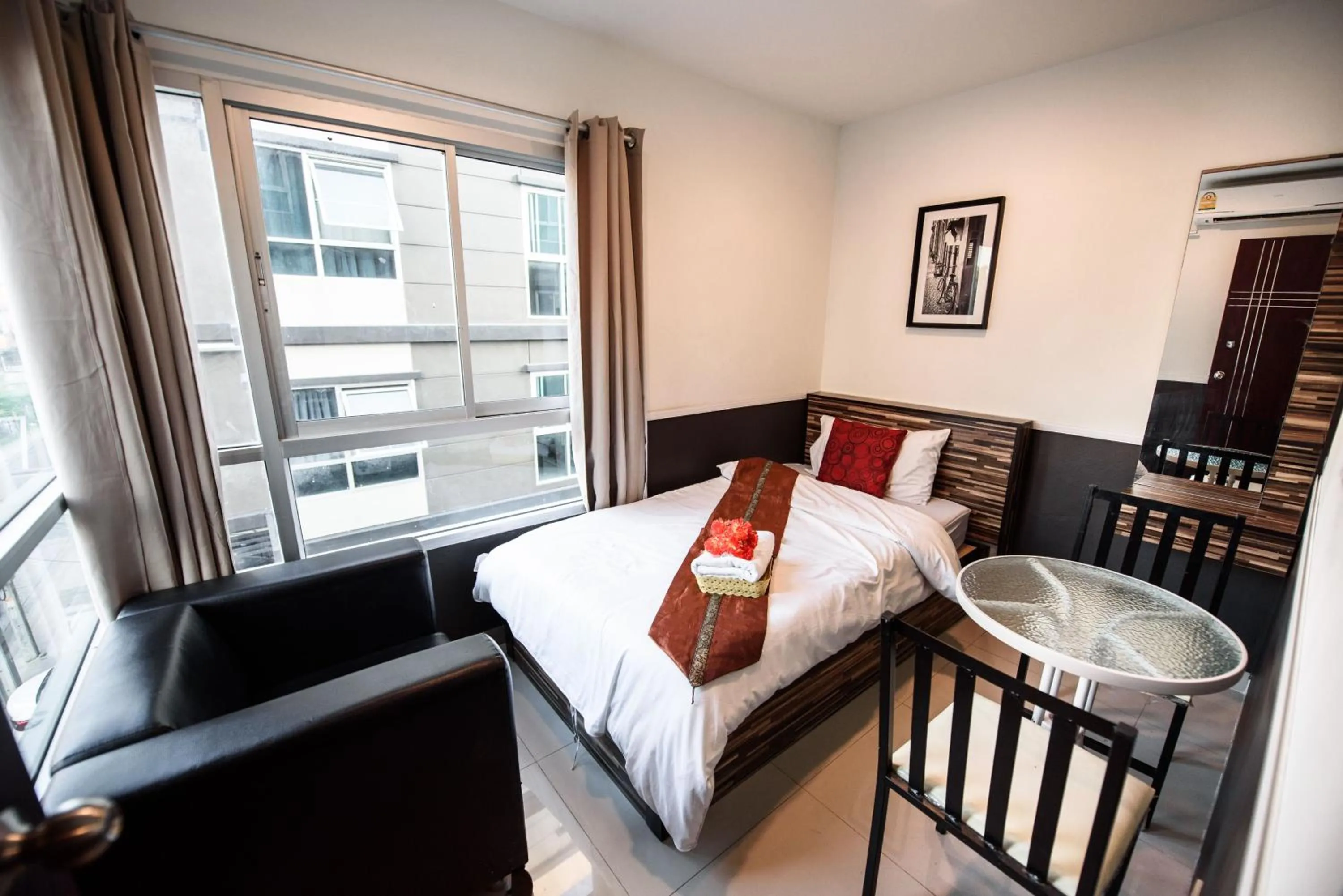 Photo of the whole room in 48 Metro Hotel