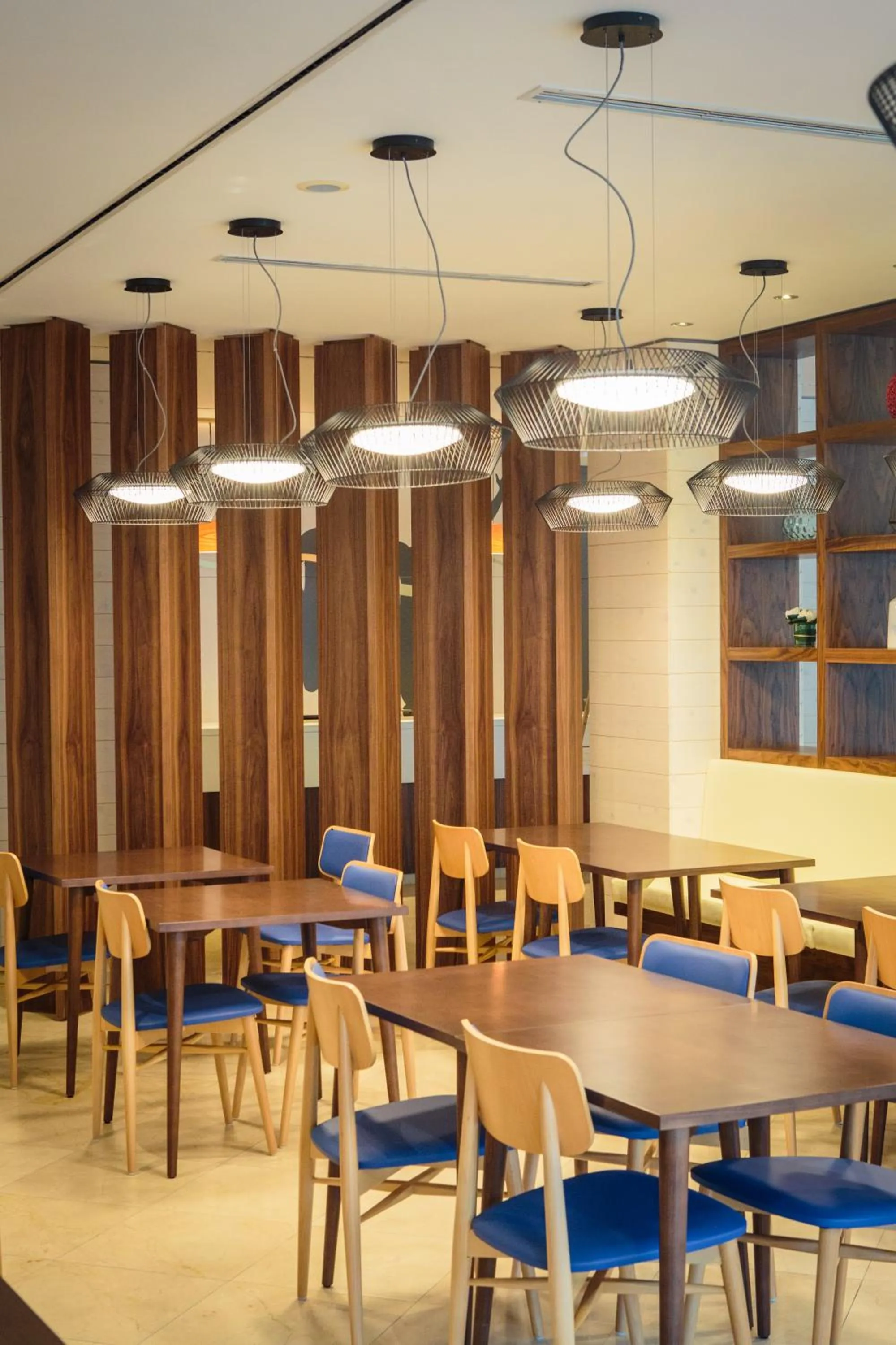 Restaurant/places to eat in AP Victoria Sports & Beach