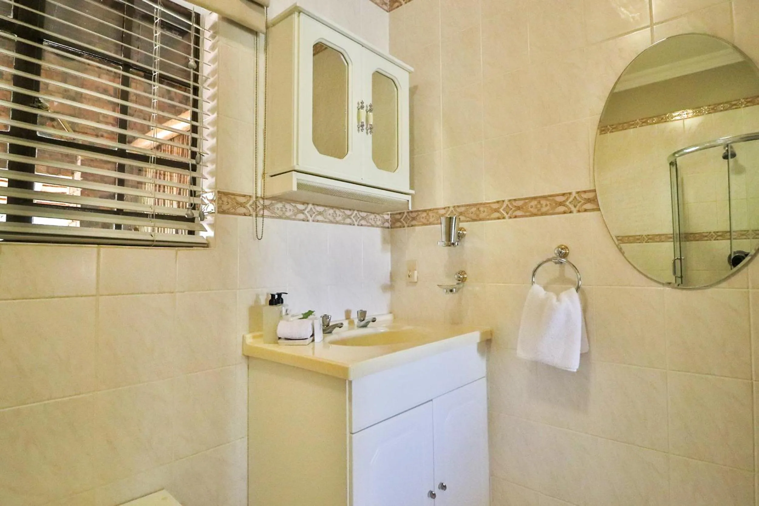 Bathroom in Kruger Riverside Lodge - No Load-shedding