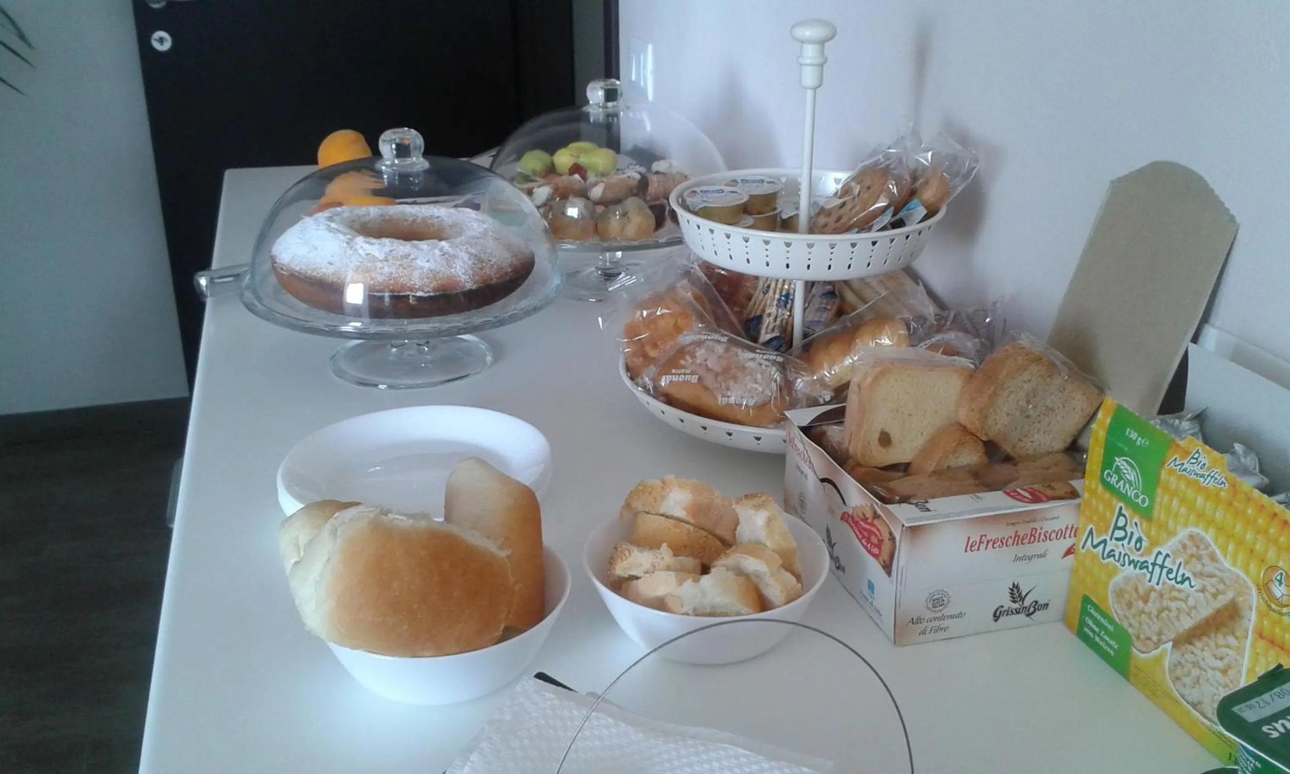 Buffet breakfast in B&B Maison Blanche