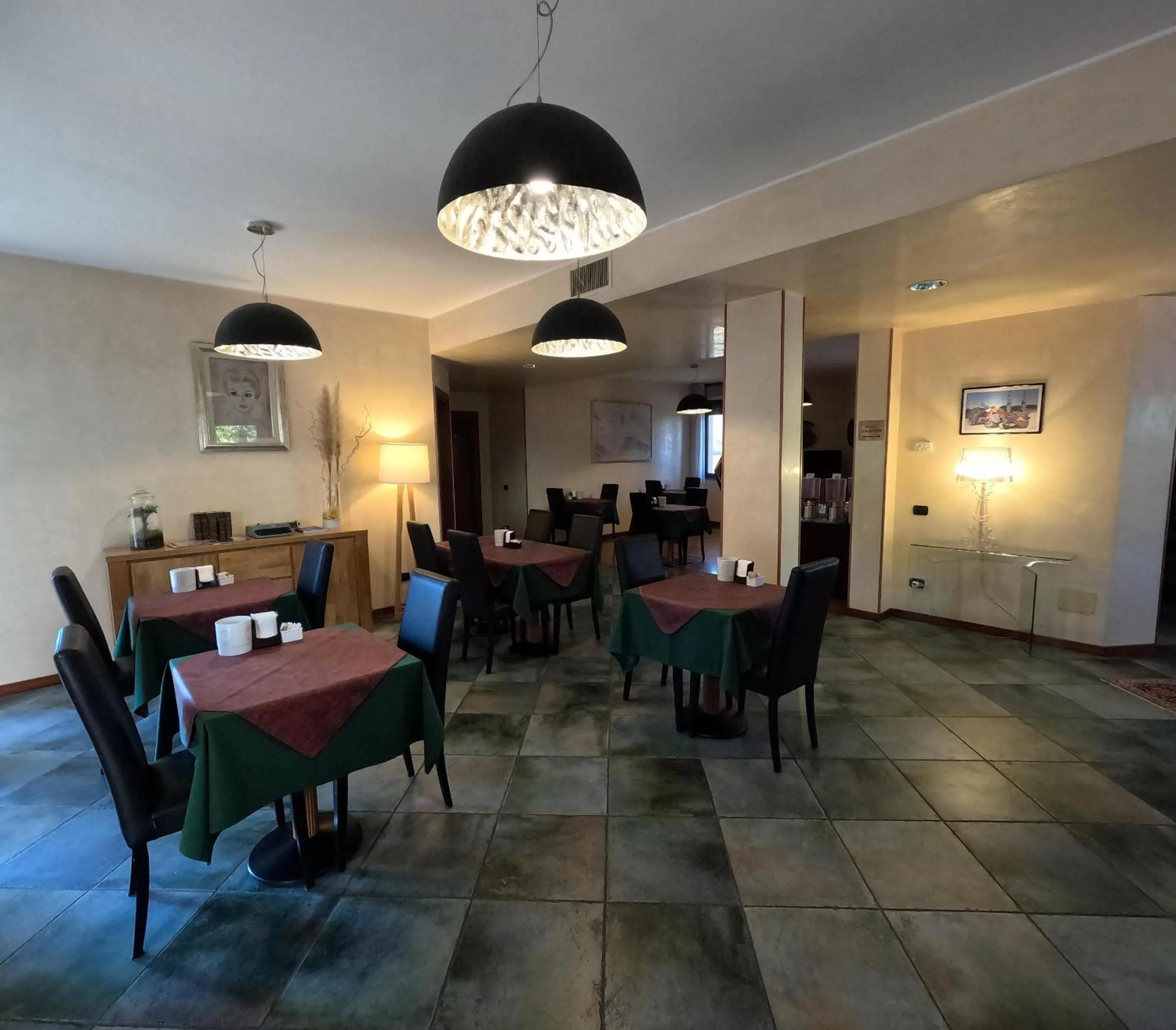 Restaurant/places to eat in Hotel Air Bag