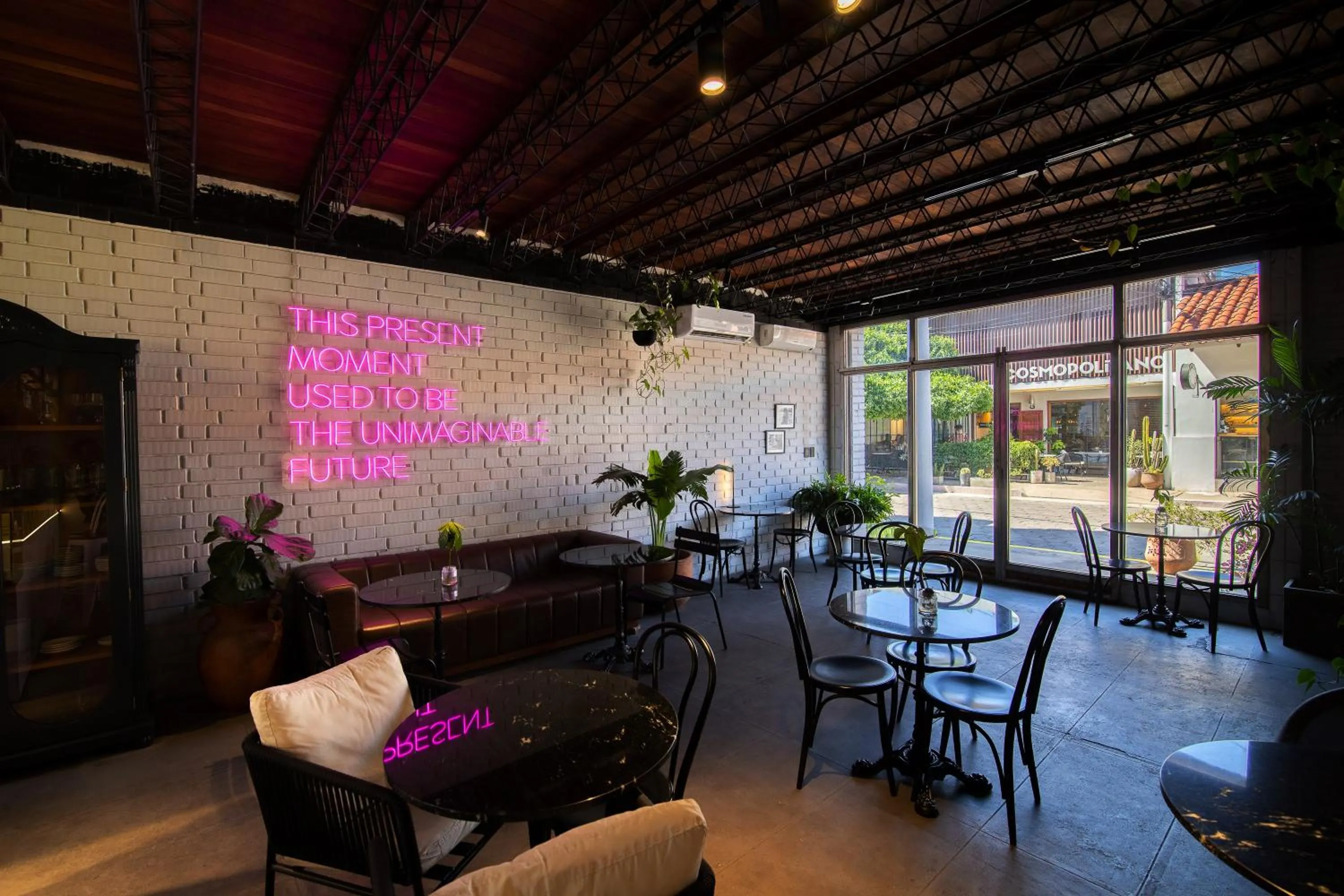 Restaurant/places to eat in Cosmopolitano Hotel Boutique