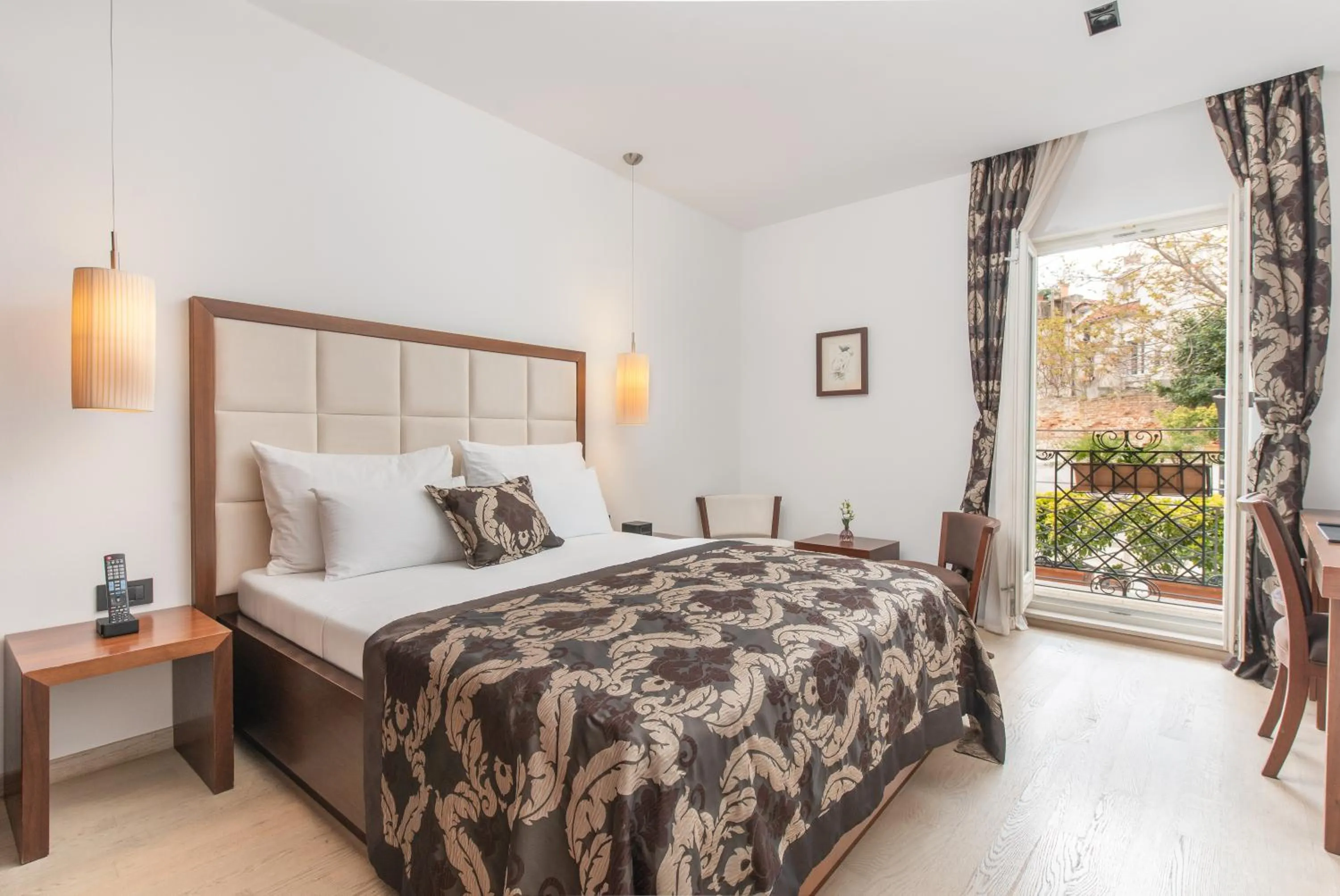 Bedroom, Bed in Marmont Heritage Hotel