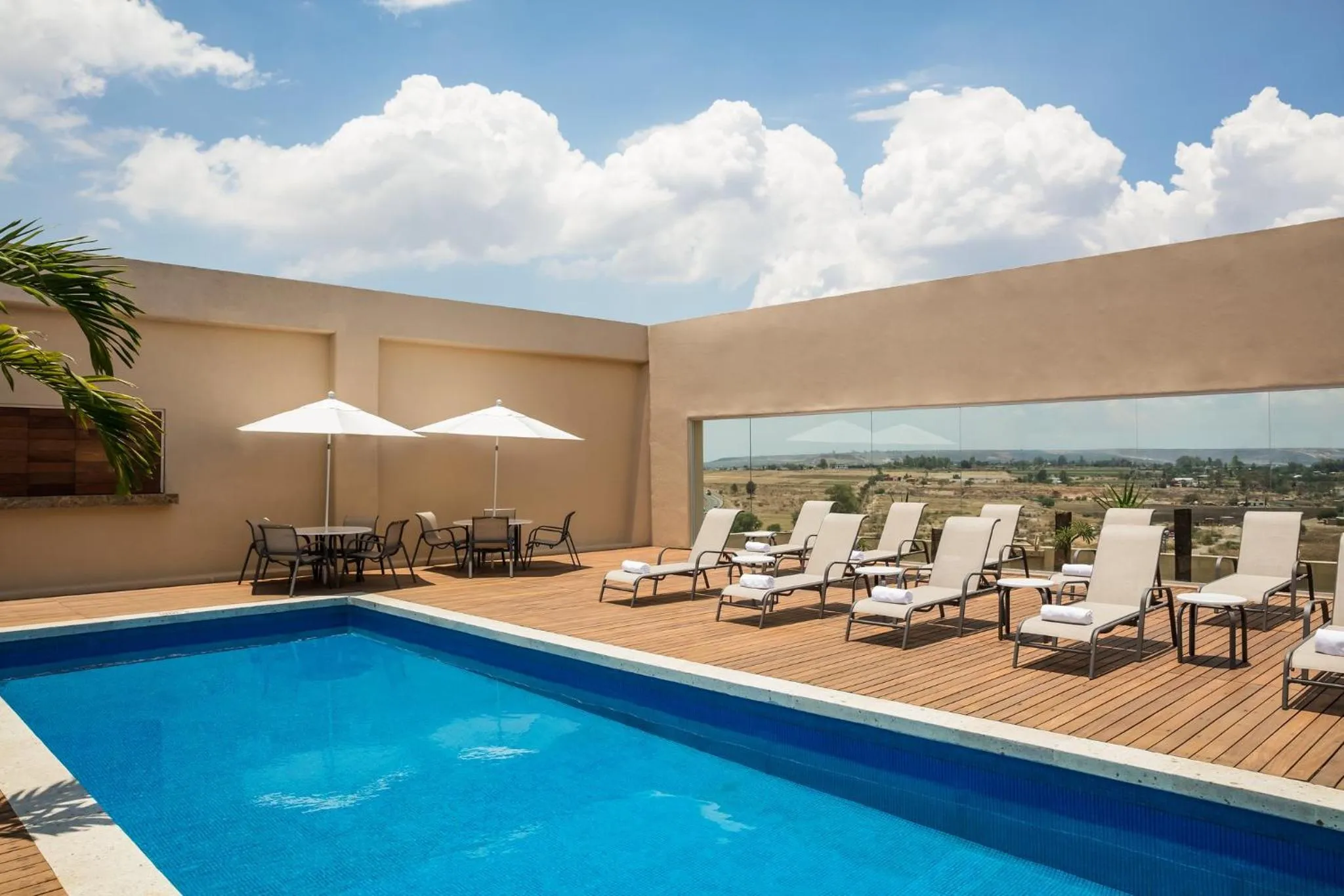 Swimming pool in Fiesta Inn Silao Puerto Interior