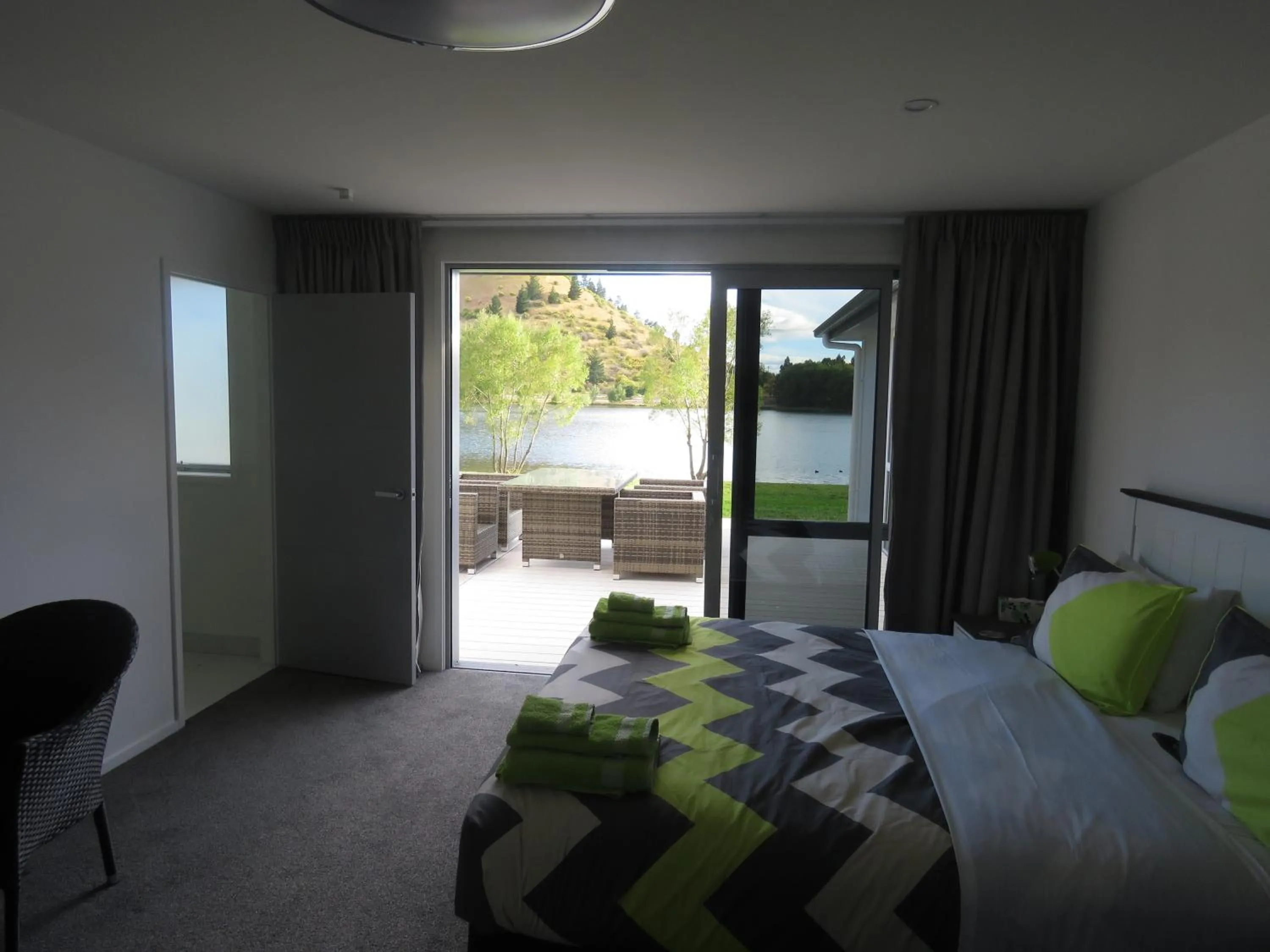 Photo of the whole room, Bed in Cromwell Escape