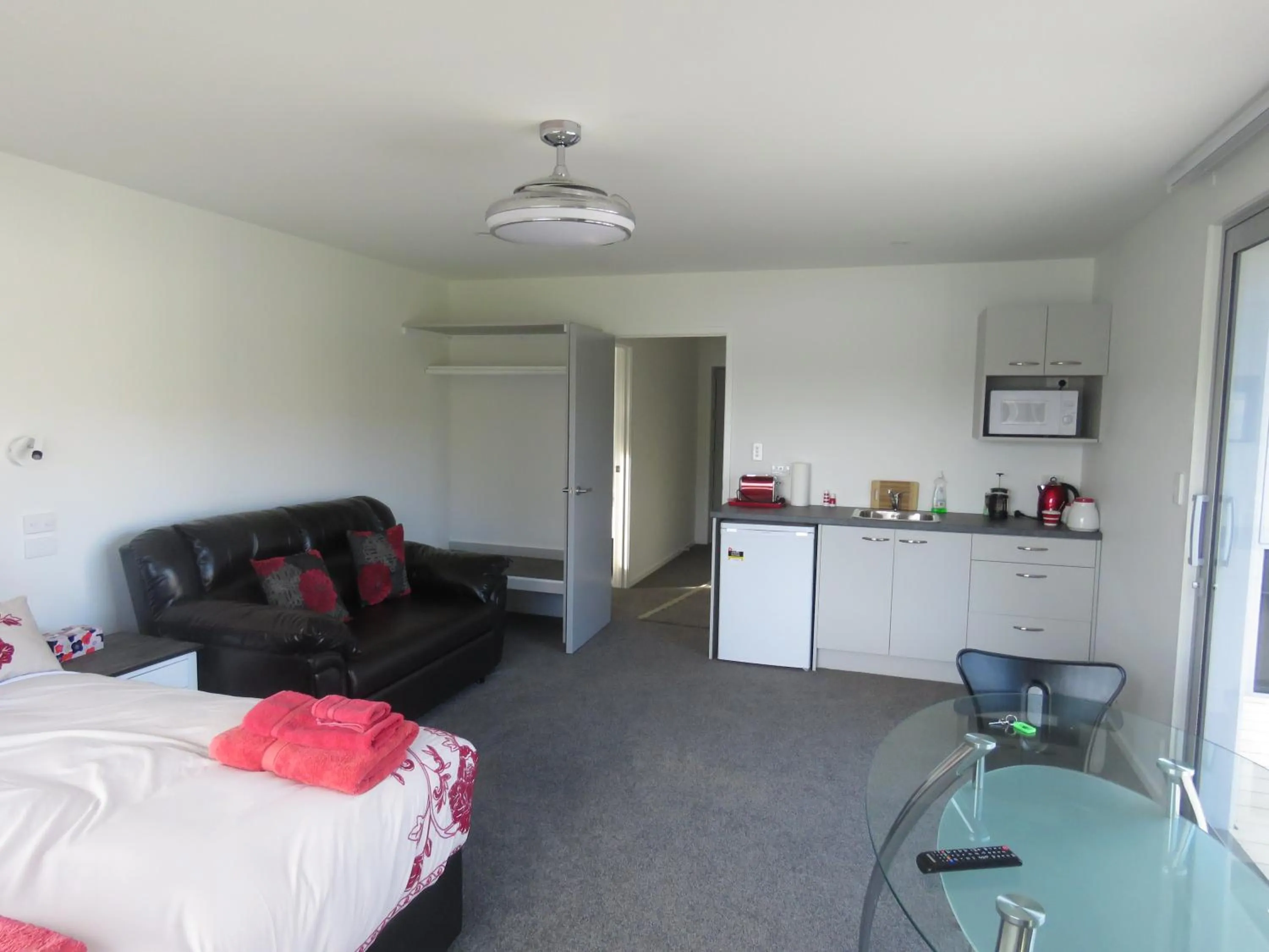 Kitchen or kitchenette, Bed in Cromwell Escape