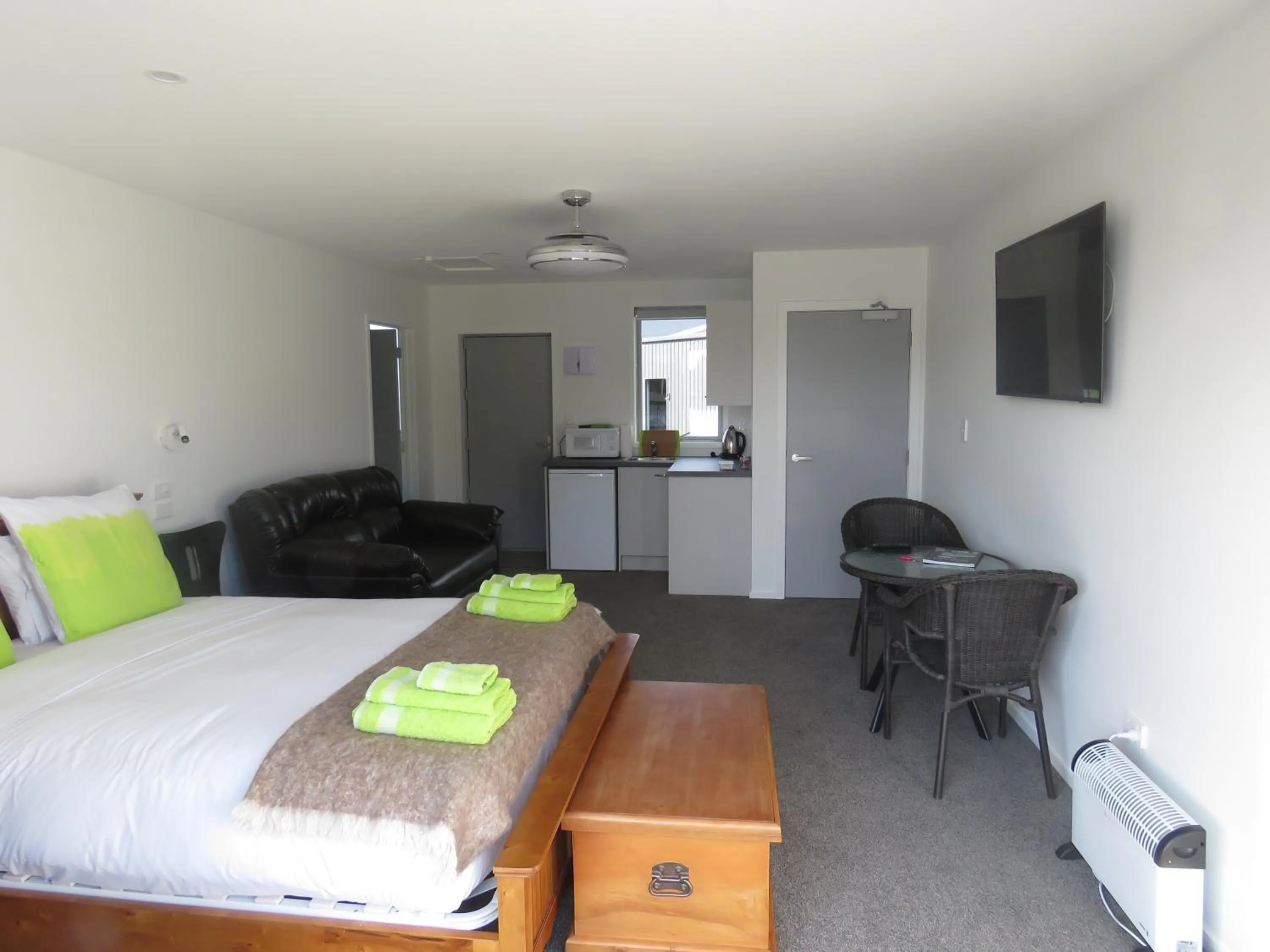 Photo of the whole room, Bed in Cromwell Escape