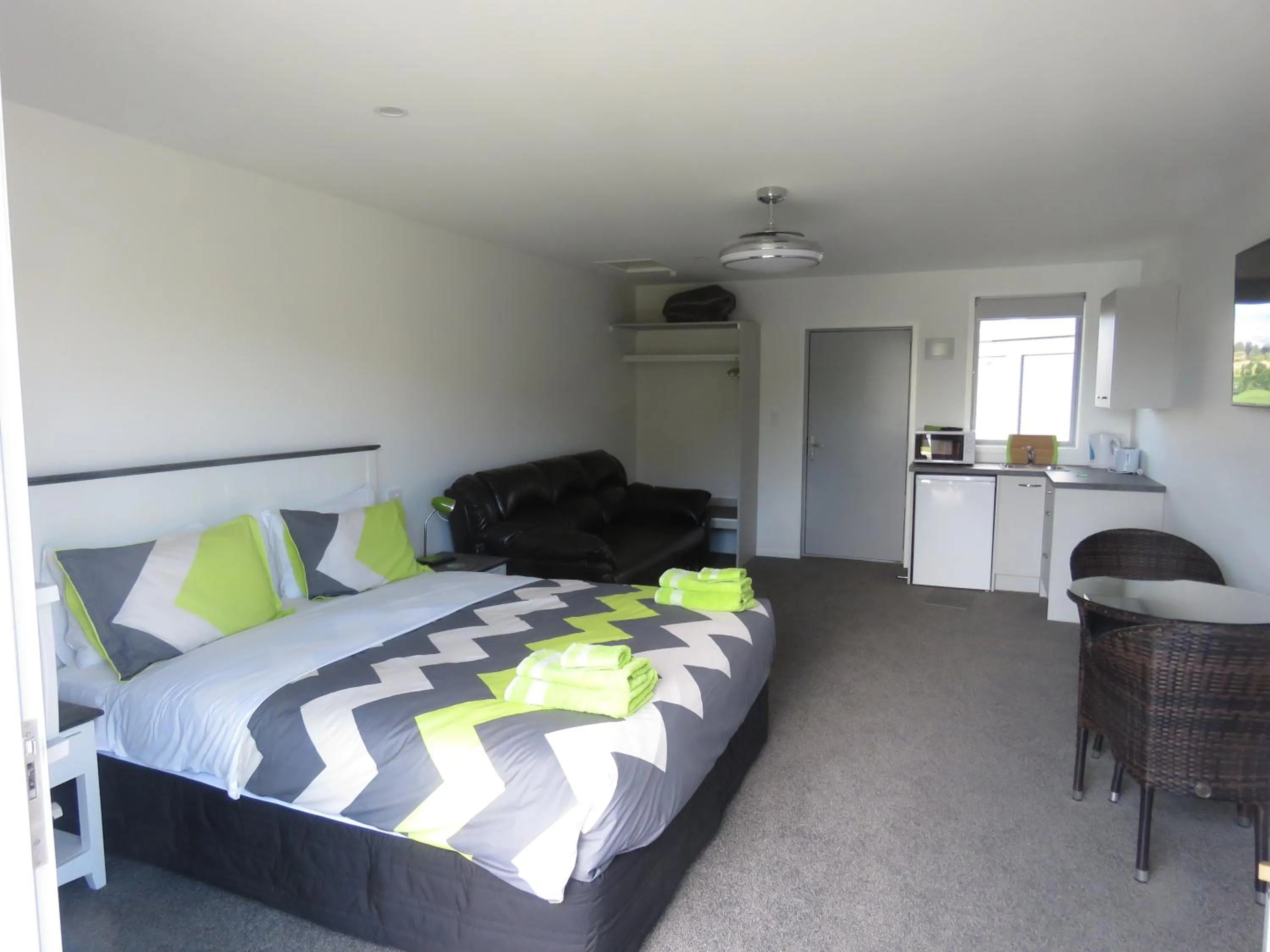 Photo of the whole room, Bed in Cromwell Escape