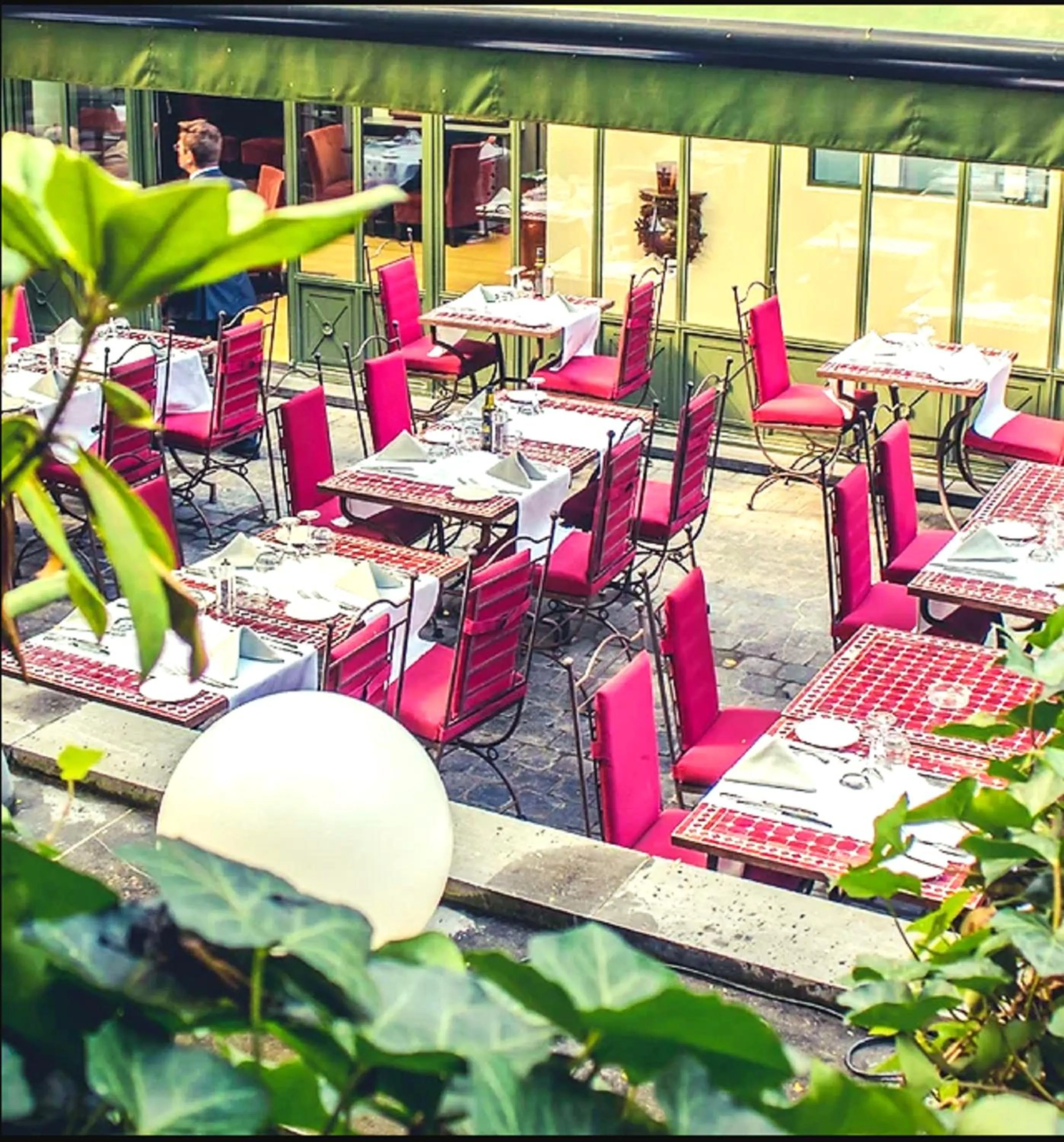 Restaurant/places to eat in Hotel Manos Premier