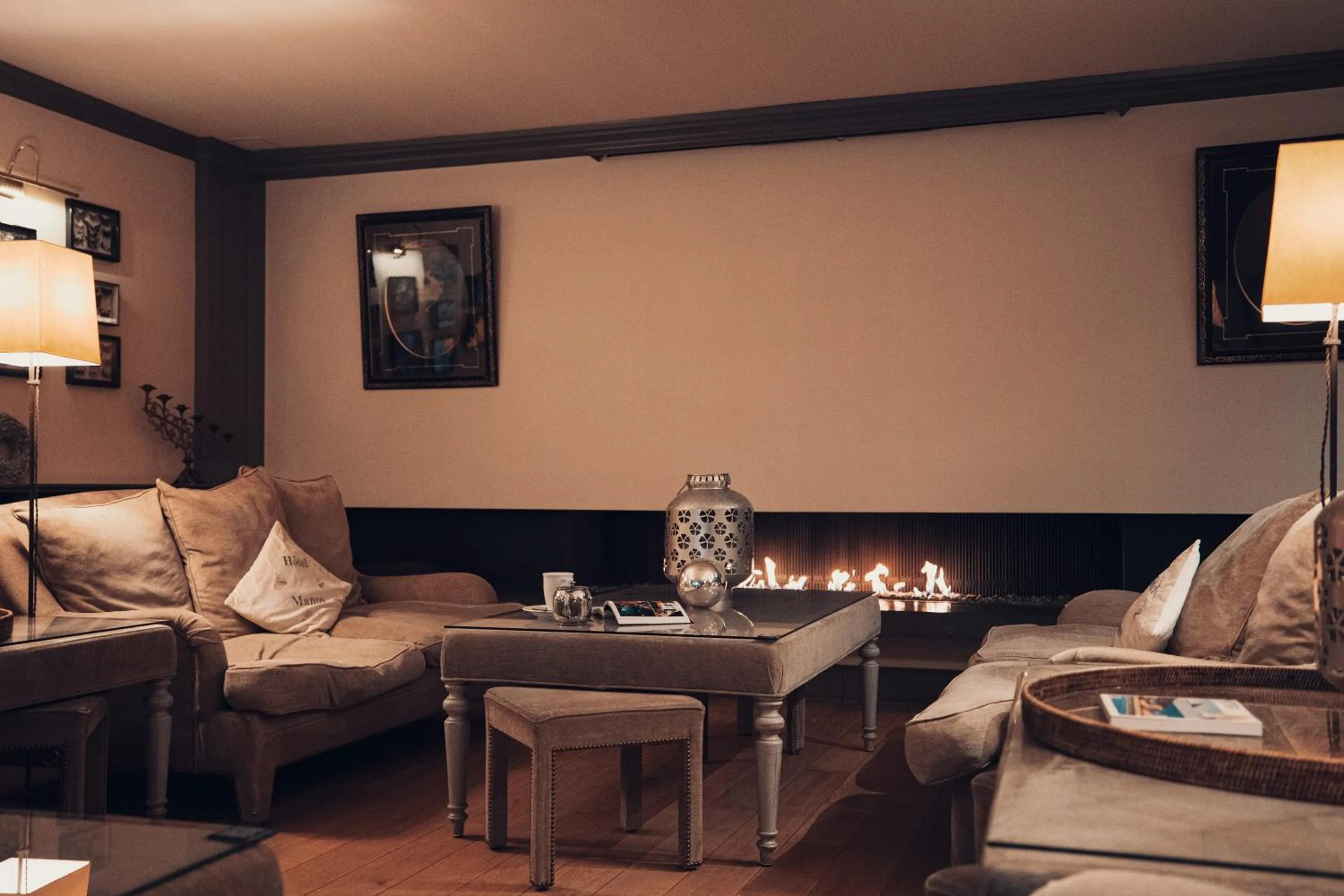 Library in Hotel Manos Premier