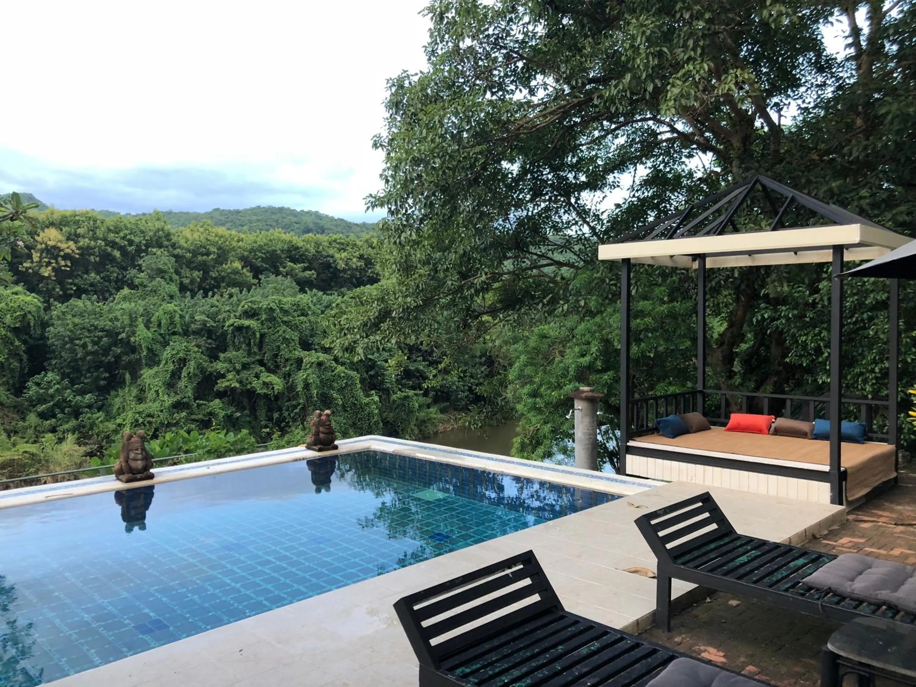 Swimming pool in Jung Ja Hut