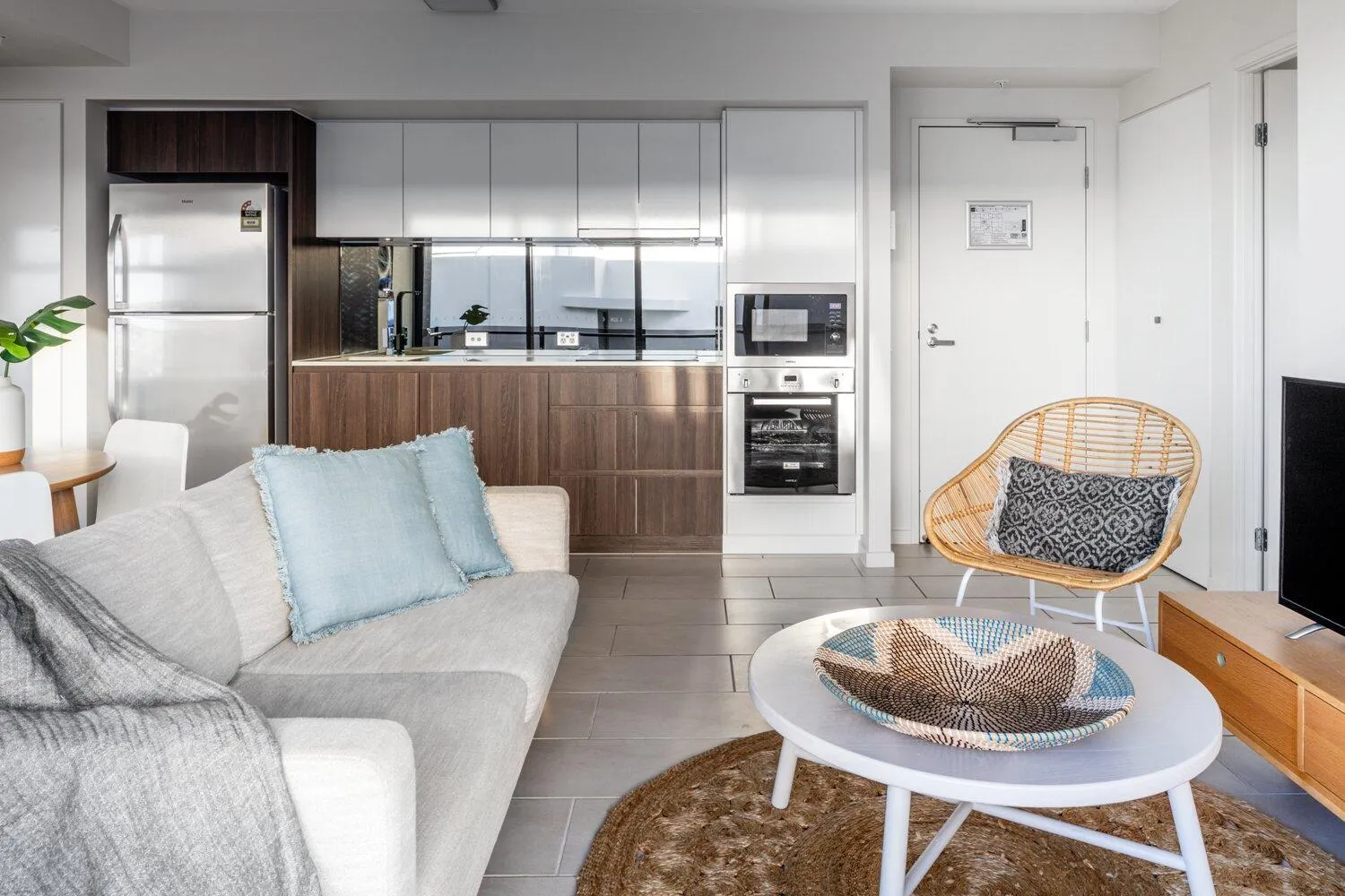 Kitchen or kitchenette in First Light Mooloolaba, an Ascend Collection Hotel