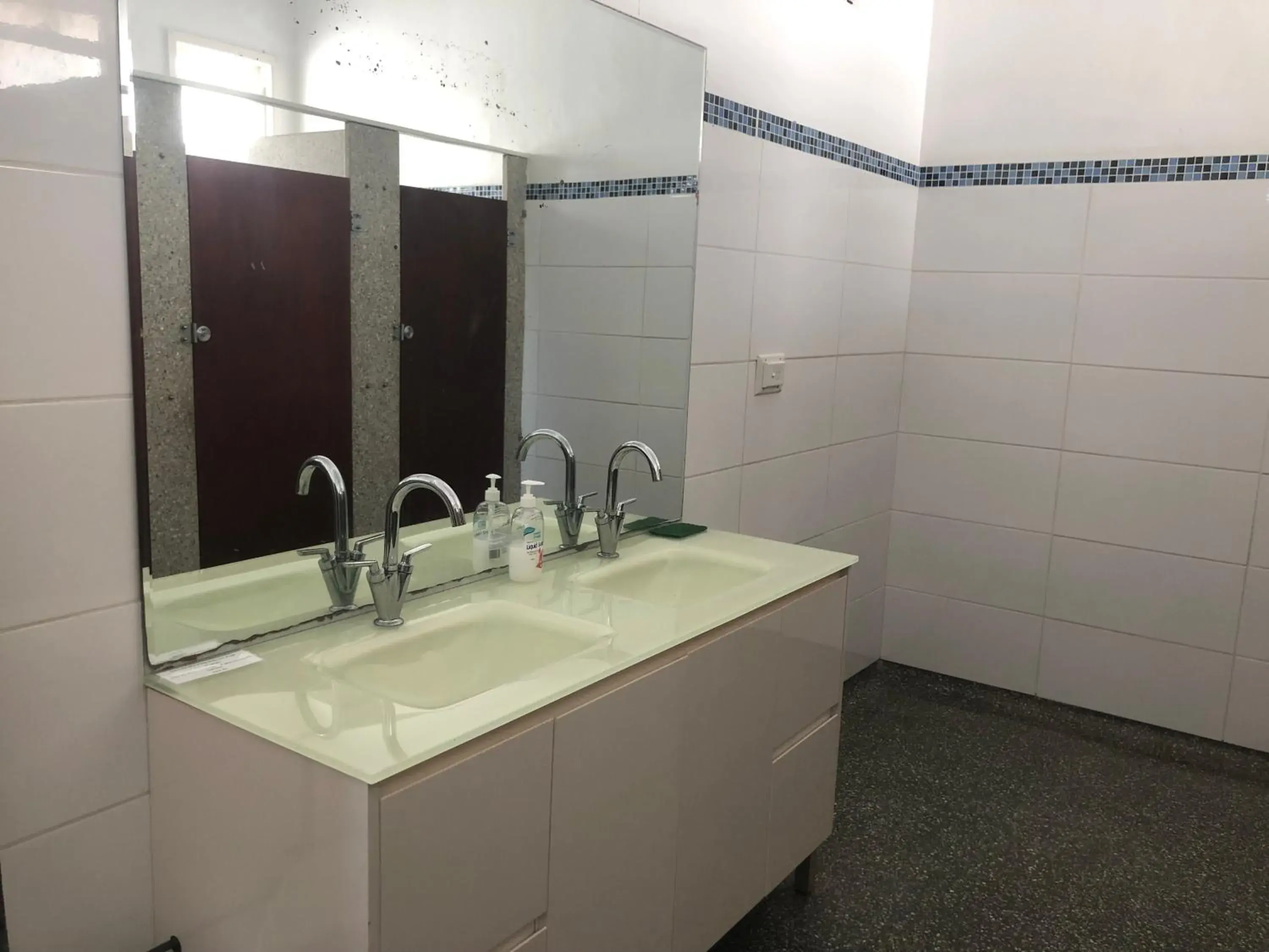 Queen Room with Shared Bathroom - single occupancy in The Prince of Wales Queen Room with Shared Bathroom - single occupancy in The Prince of Wales