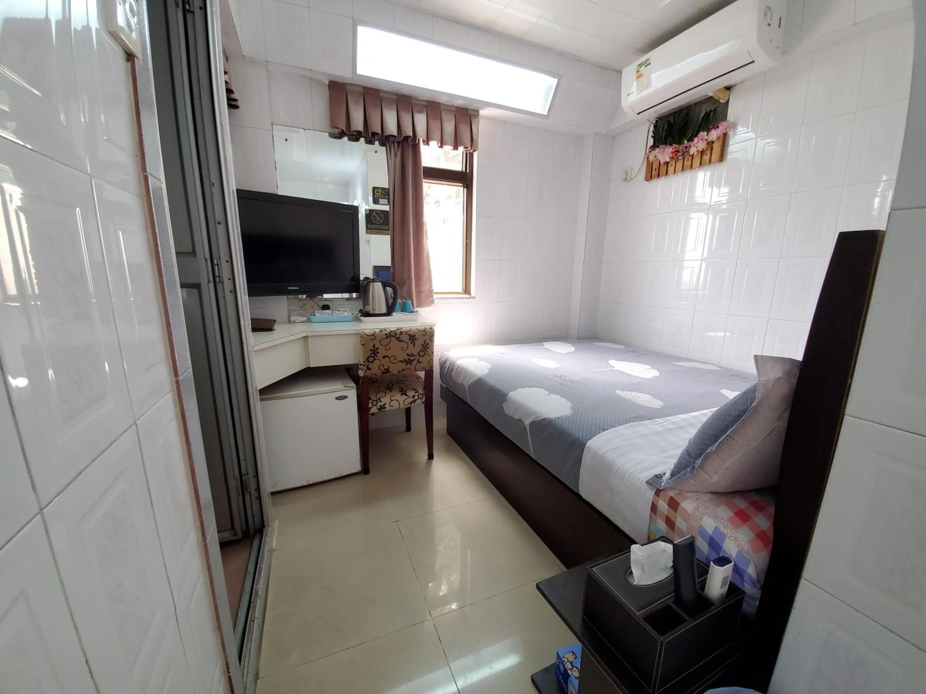 Photo of the whole room, Bed in Man Lai Wah Resort