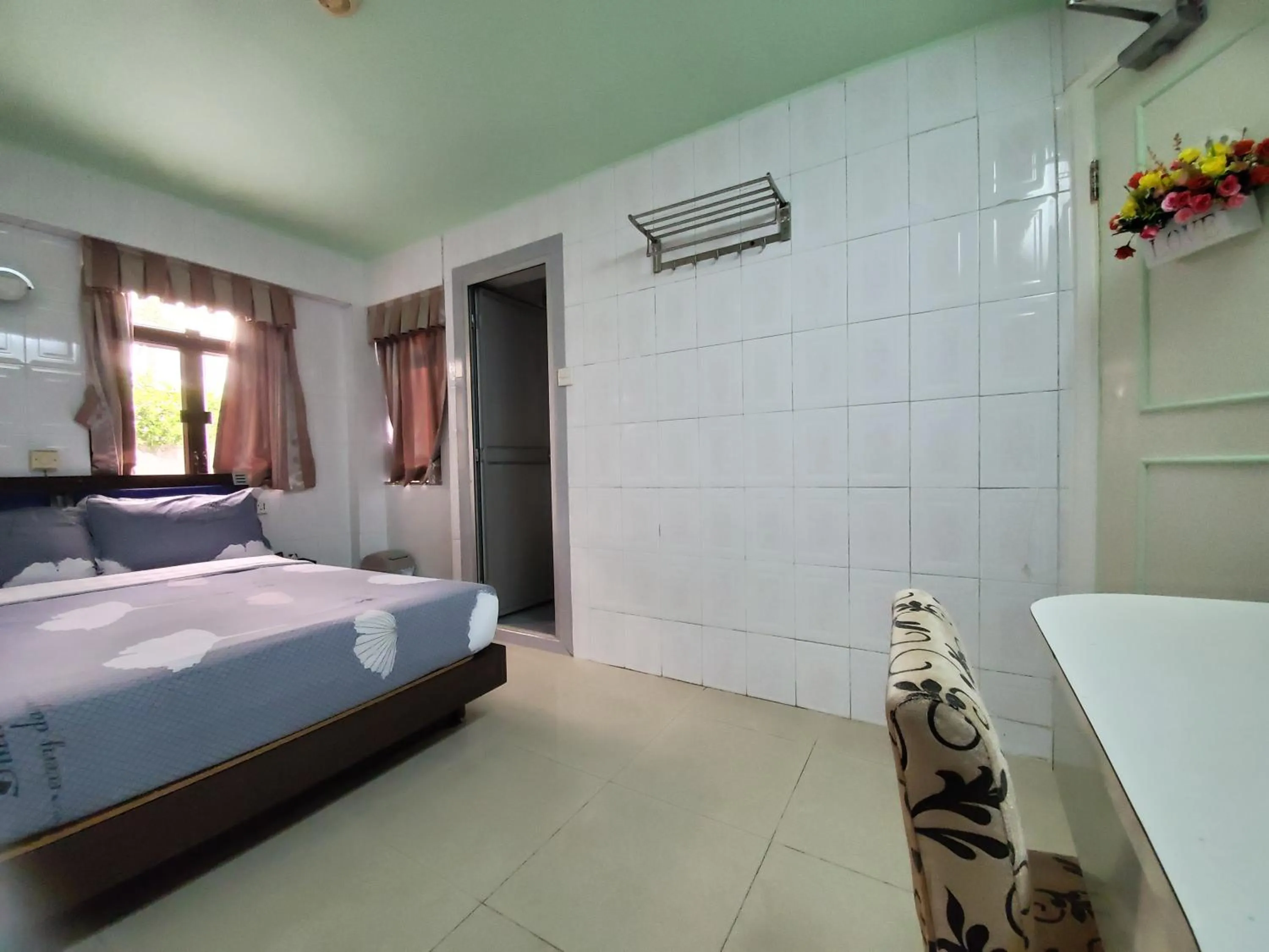 Shower, Bed in Man Lai Wah Resort