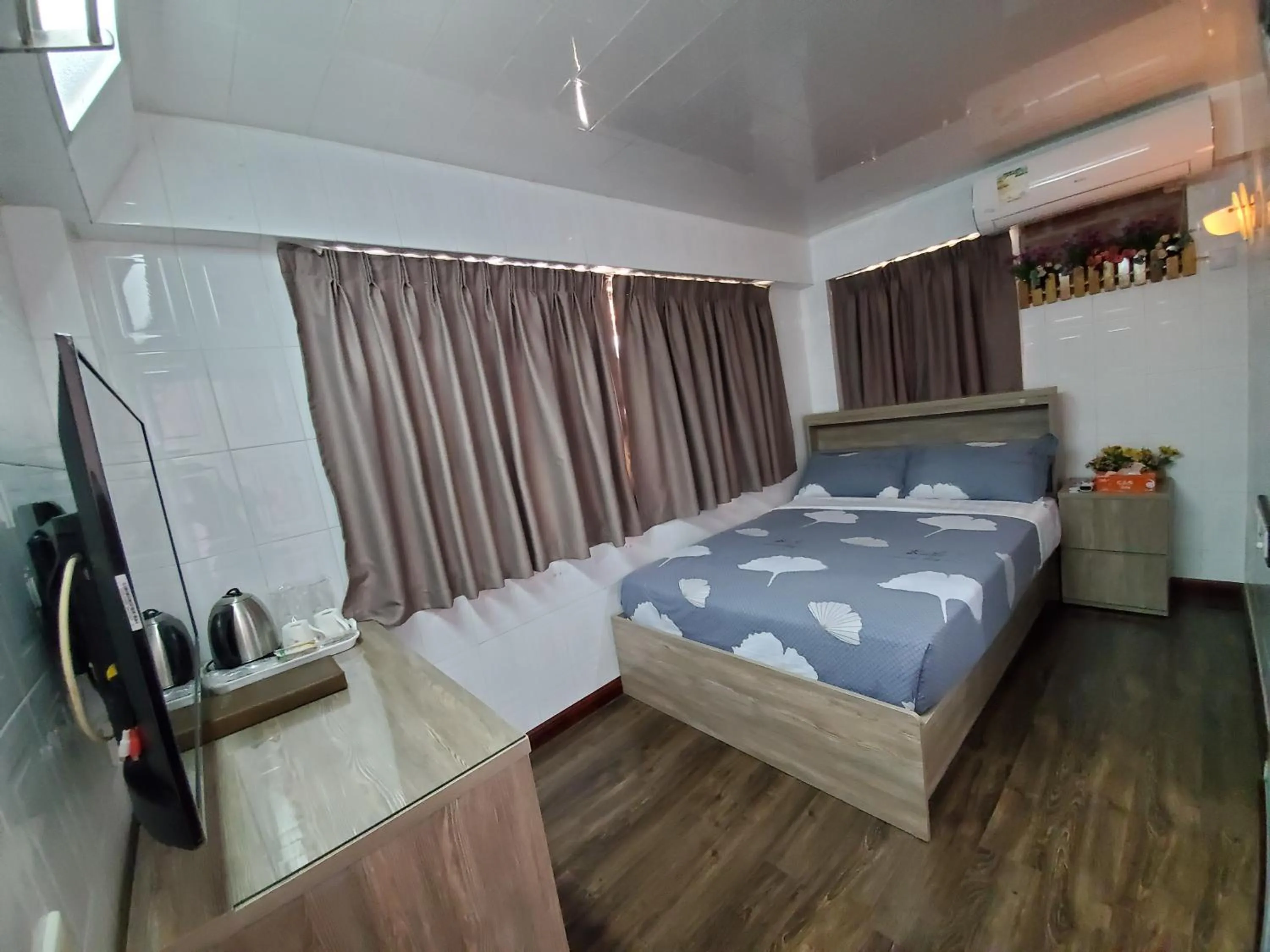 Photo of the whole room, Bed in Man Lai Wah Resort