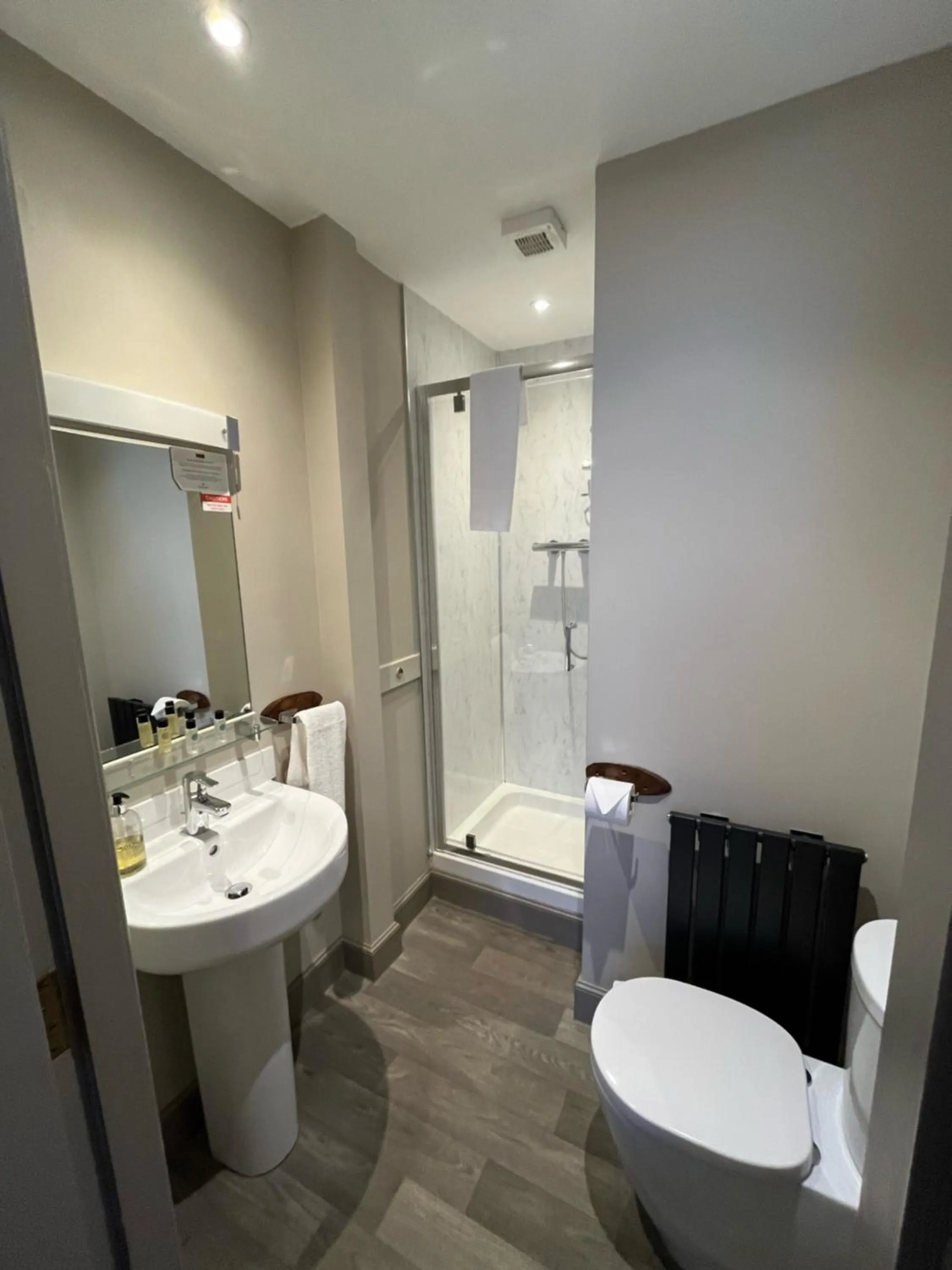 Bedroom in The Globe Inn