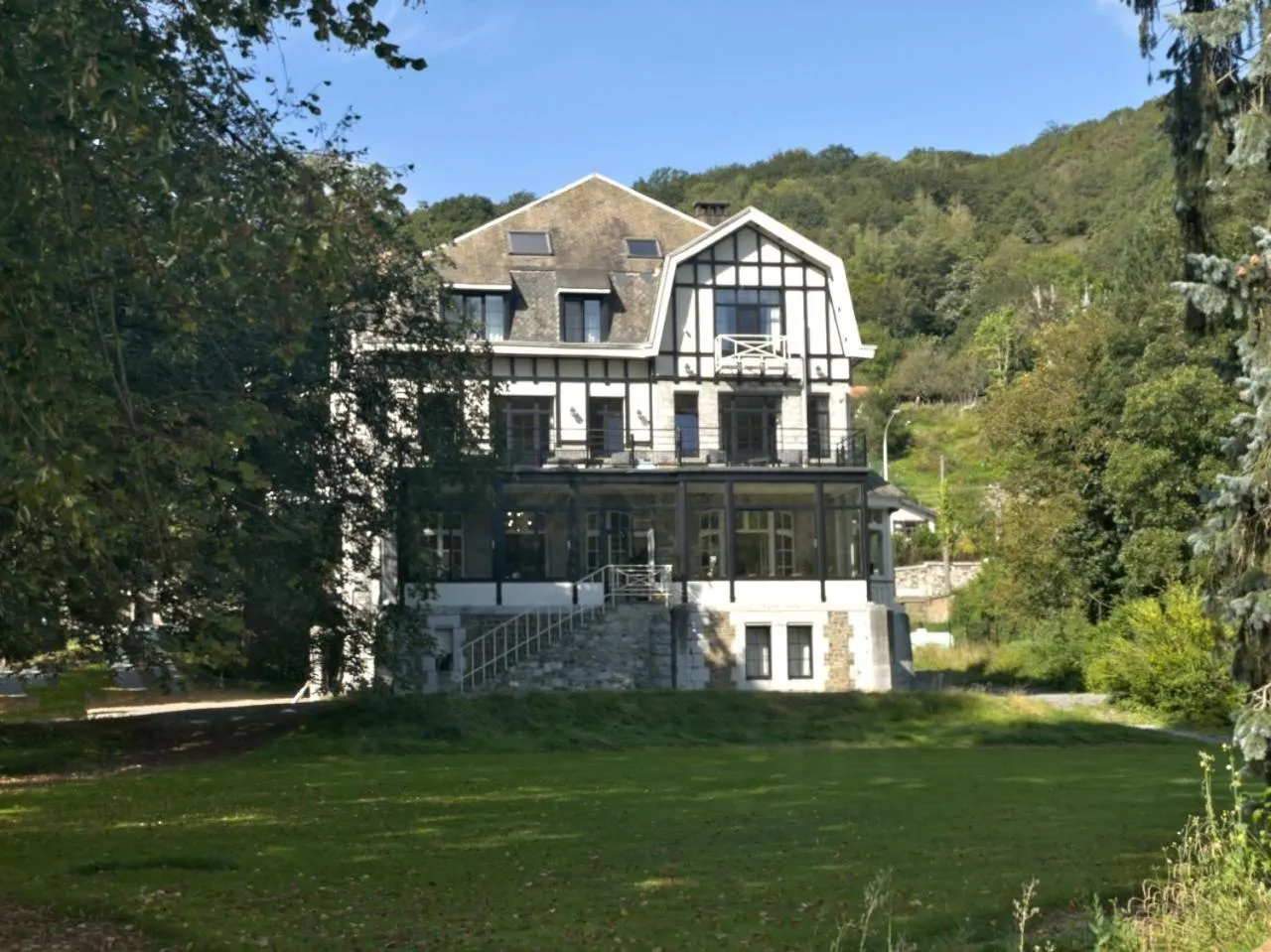 Property building in Villa Gracia