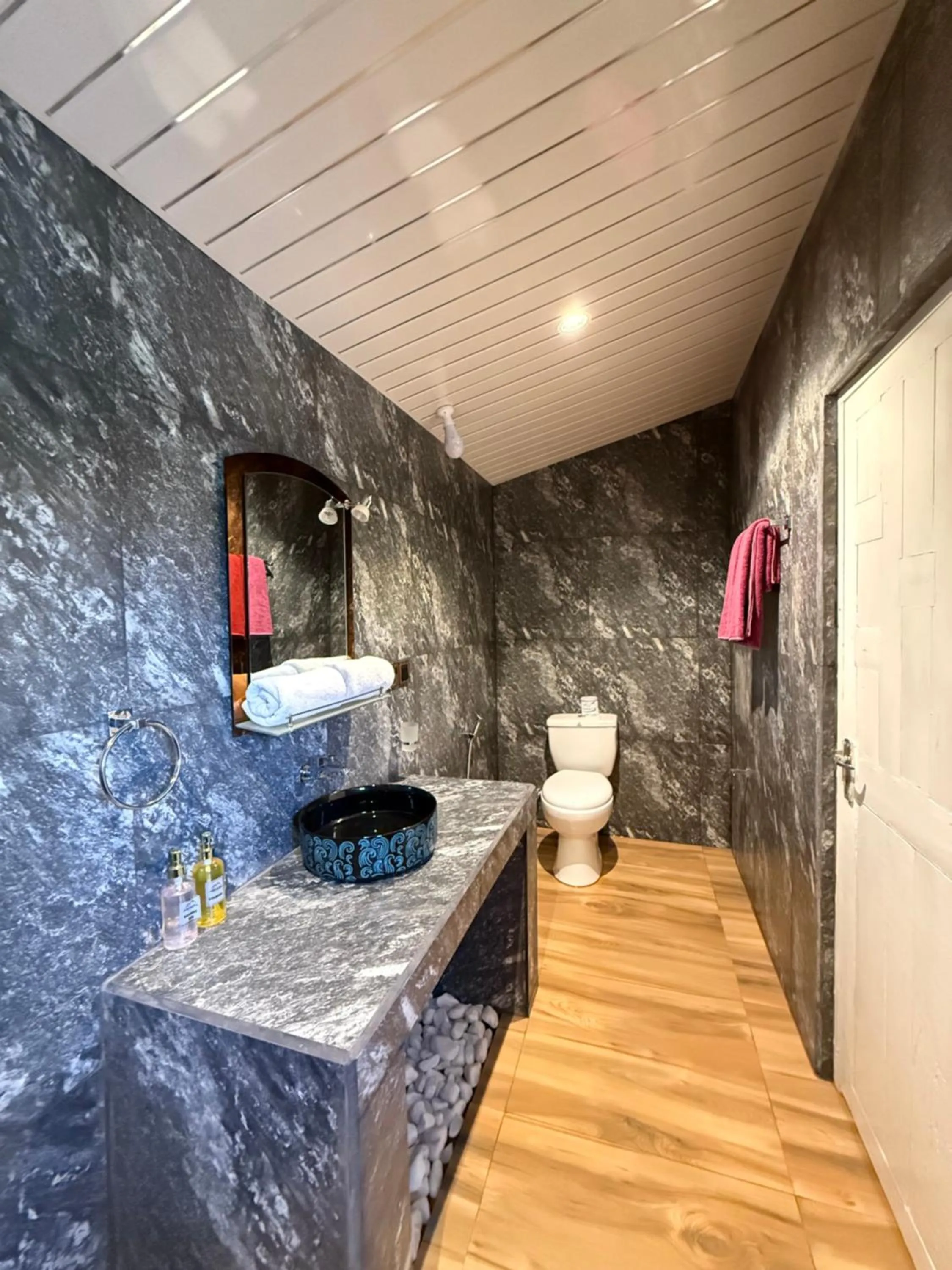 Toilet in Guest Inn Avendra