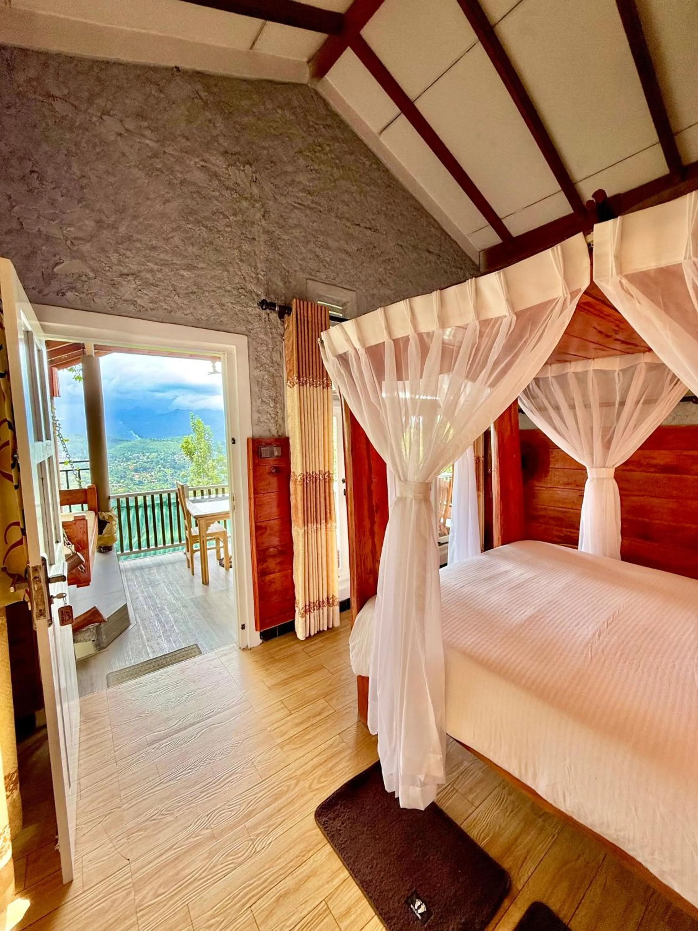 Living room, Bed in Guest Inn Avendra