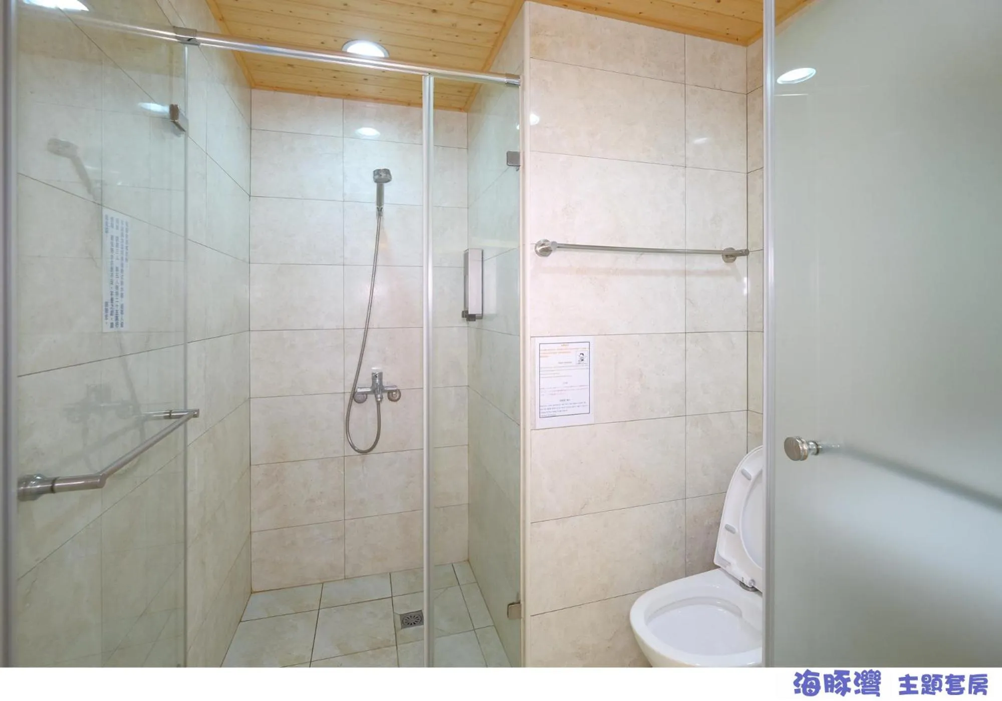 Photo of the whole room in 85 Asia Hotel