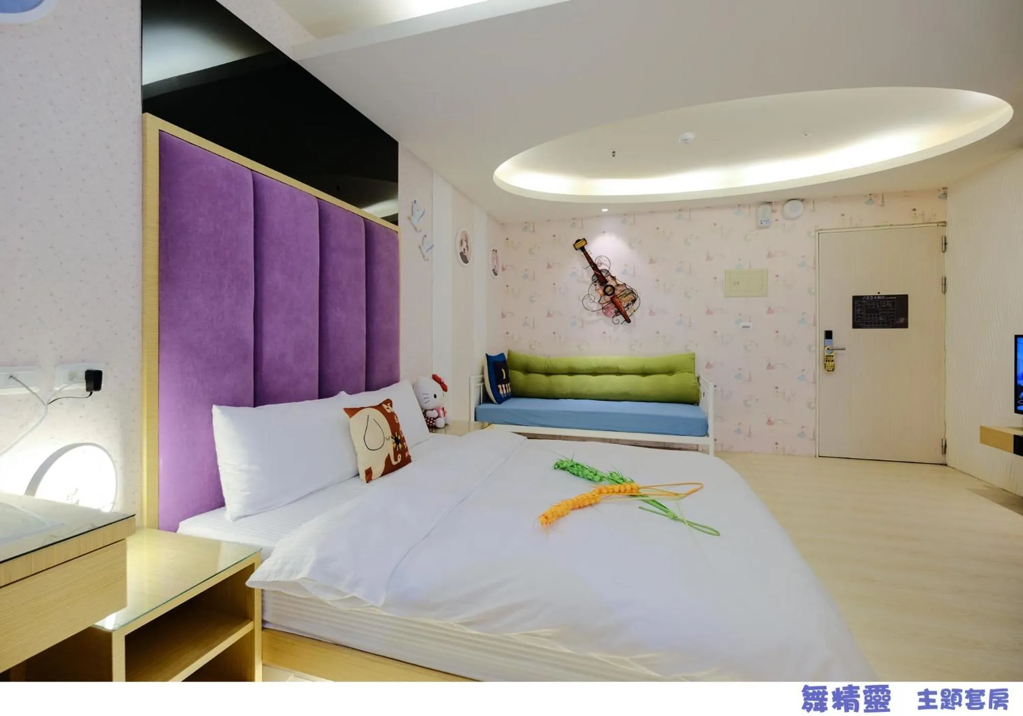 Photo of the whole room, Bed in 85 Asia Hotel