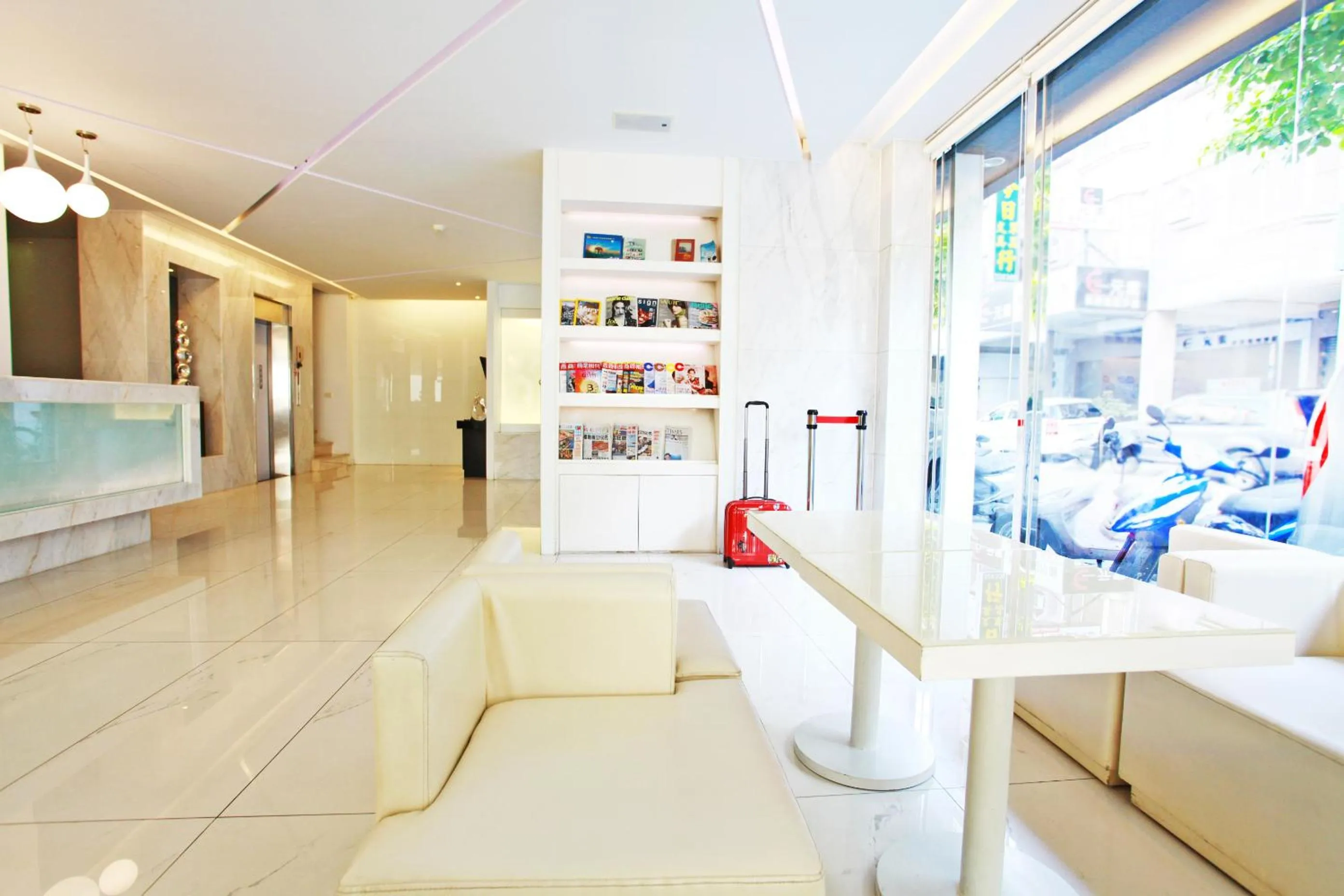 Communal lounge/ TV room in Taitung Yes Hotel