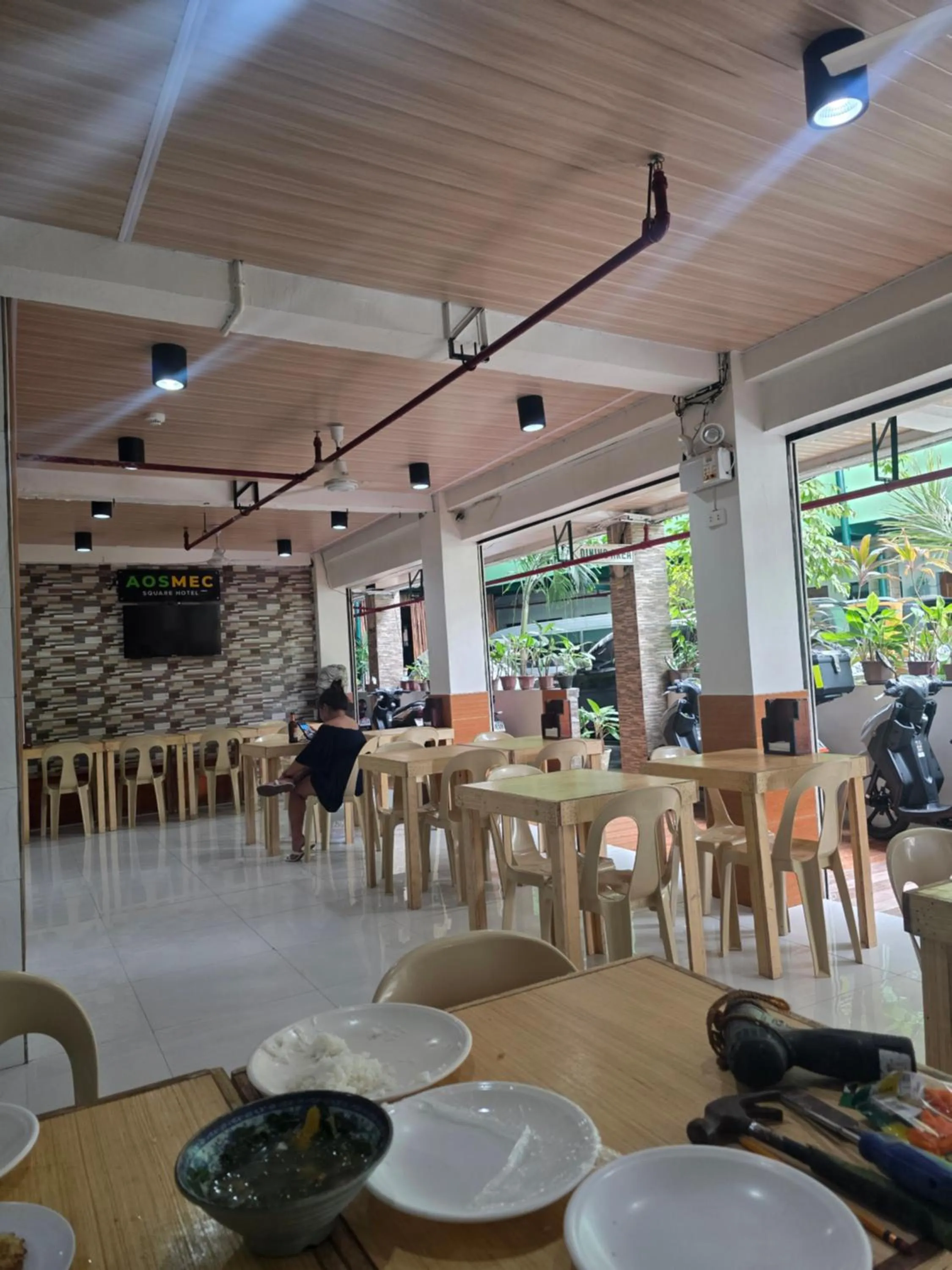 Restaurant/places to eat in Aosmec Square Hotel