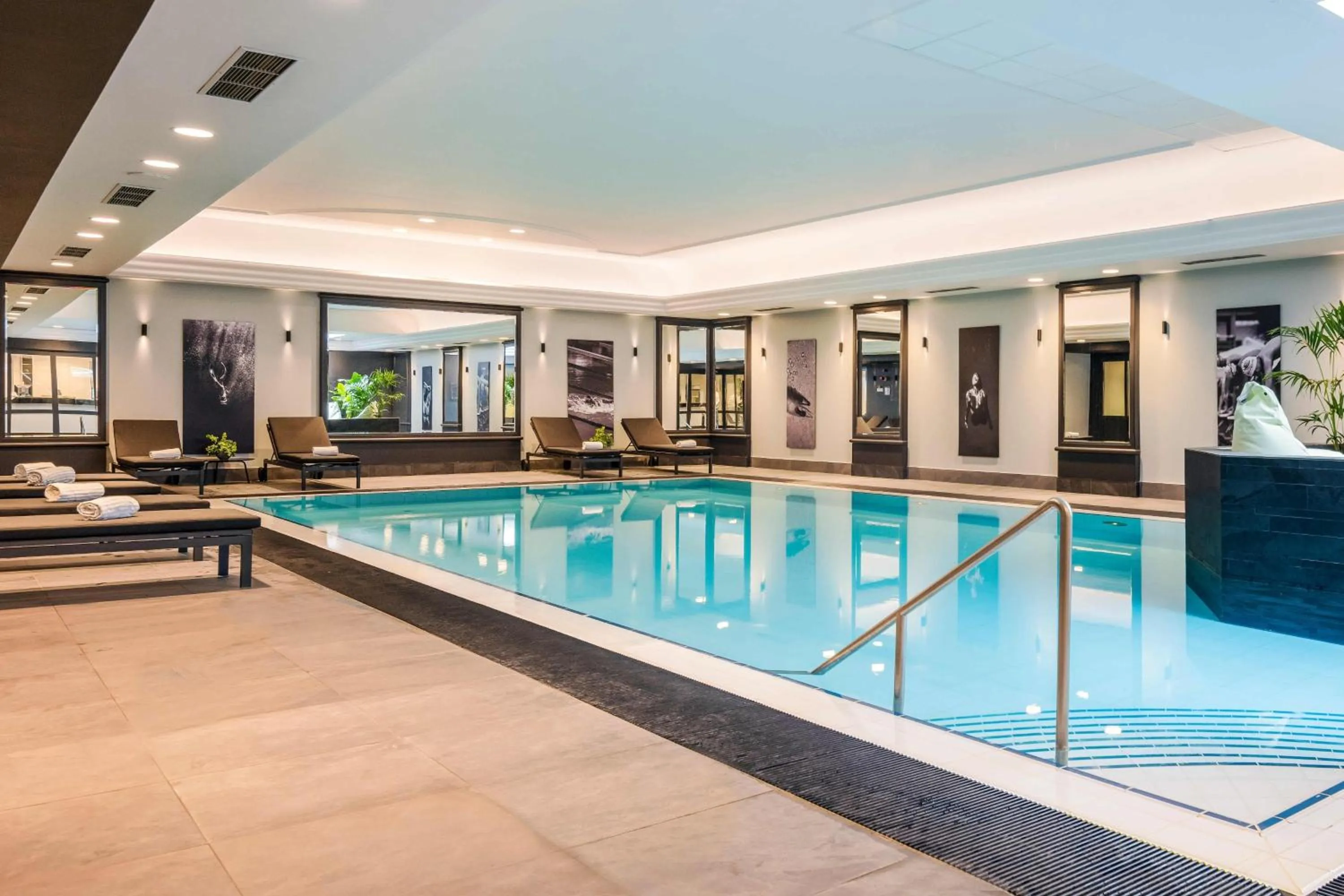 Swimming pool in Renaissance Brussels Hotel
