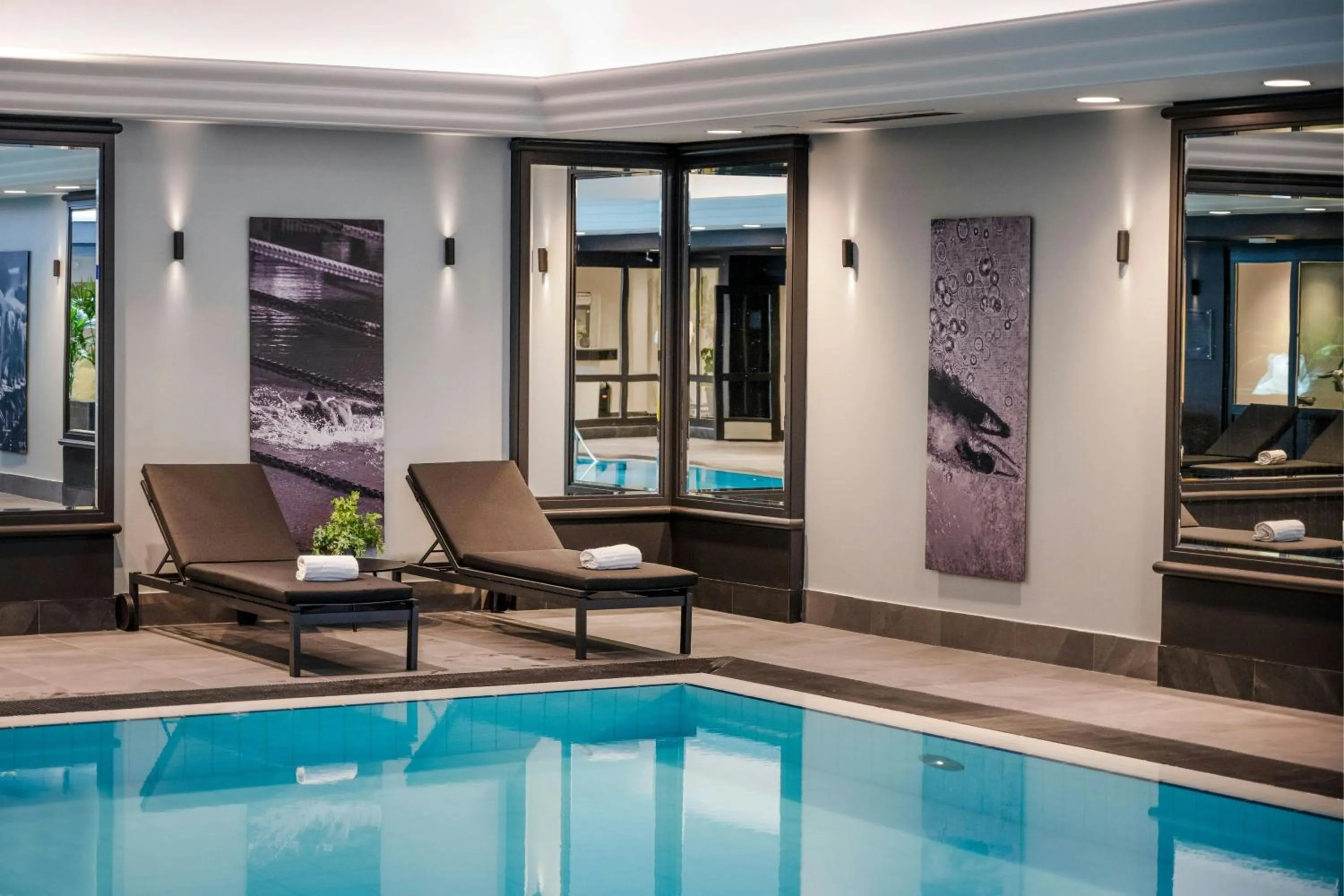 Swimming pool in Renaissance Brussels Hotel