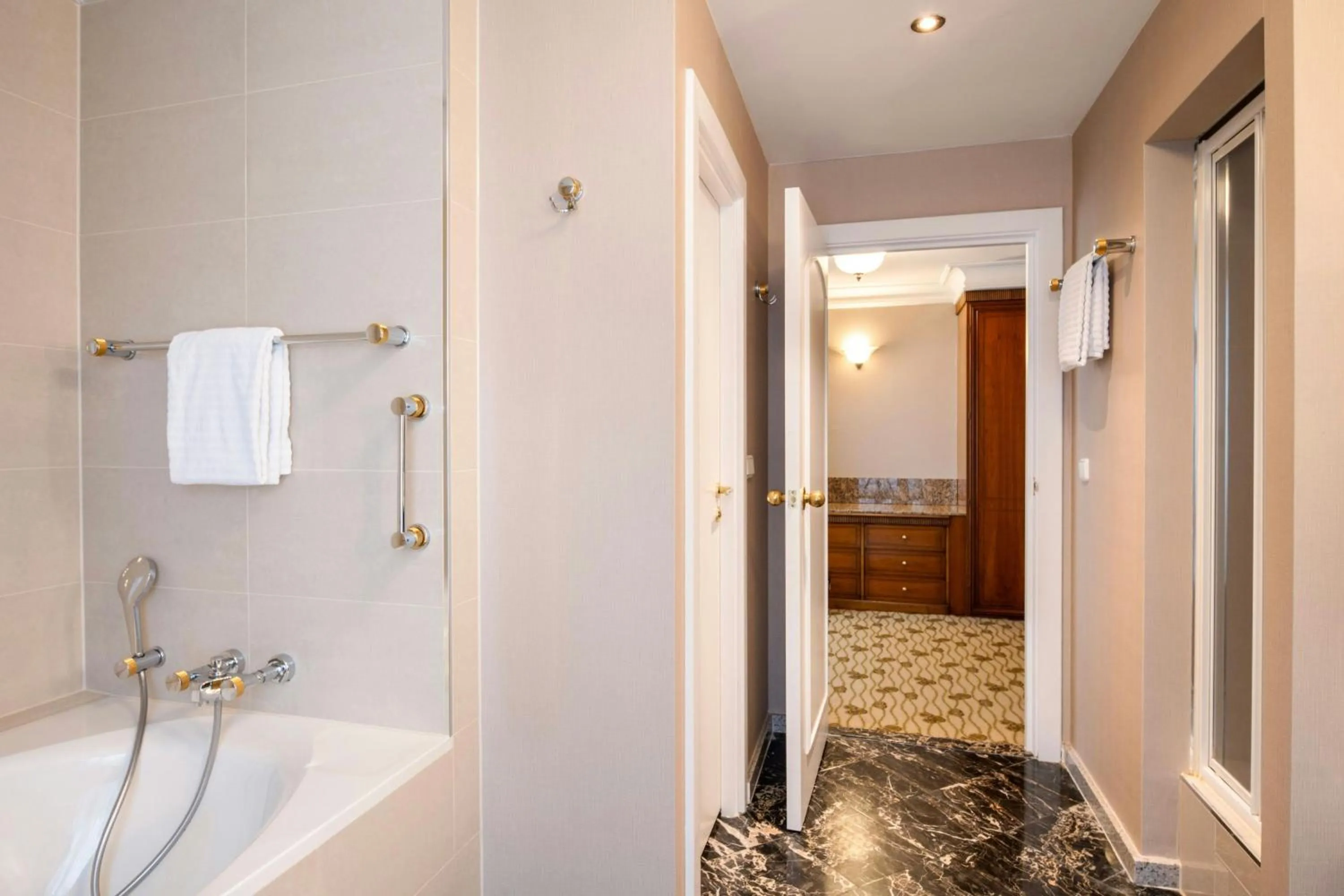 Bathroom in Renaissance Brussels Hotel