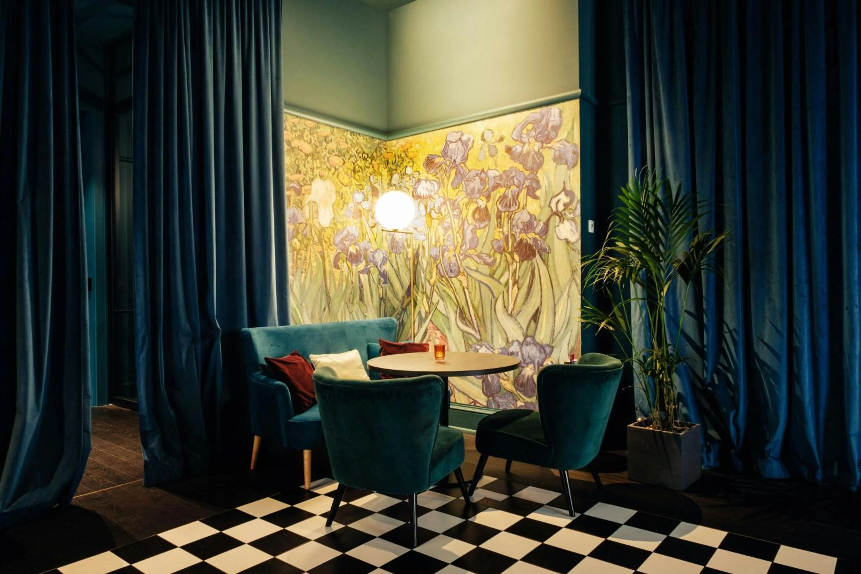 Restaurant/places to eat in Renaissance Brussels Hotel