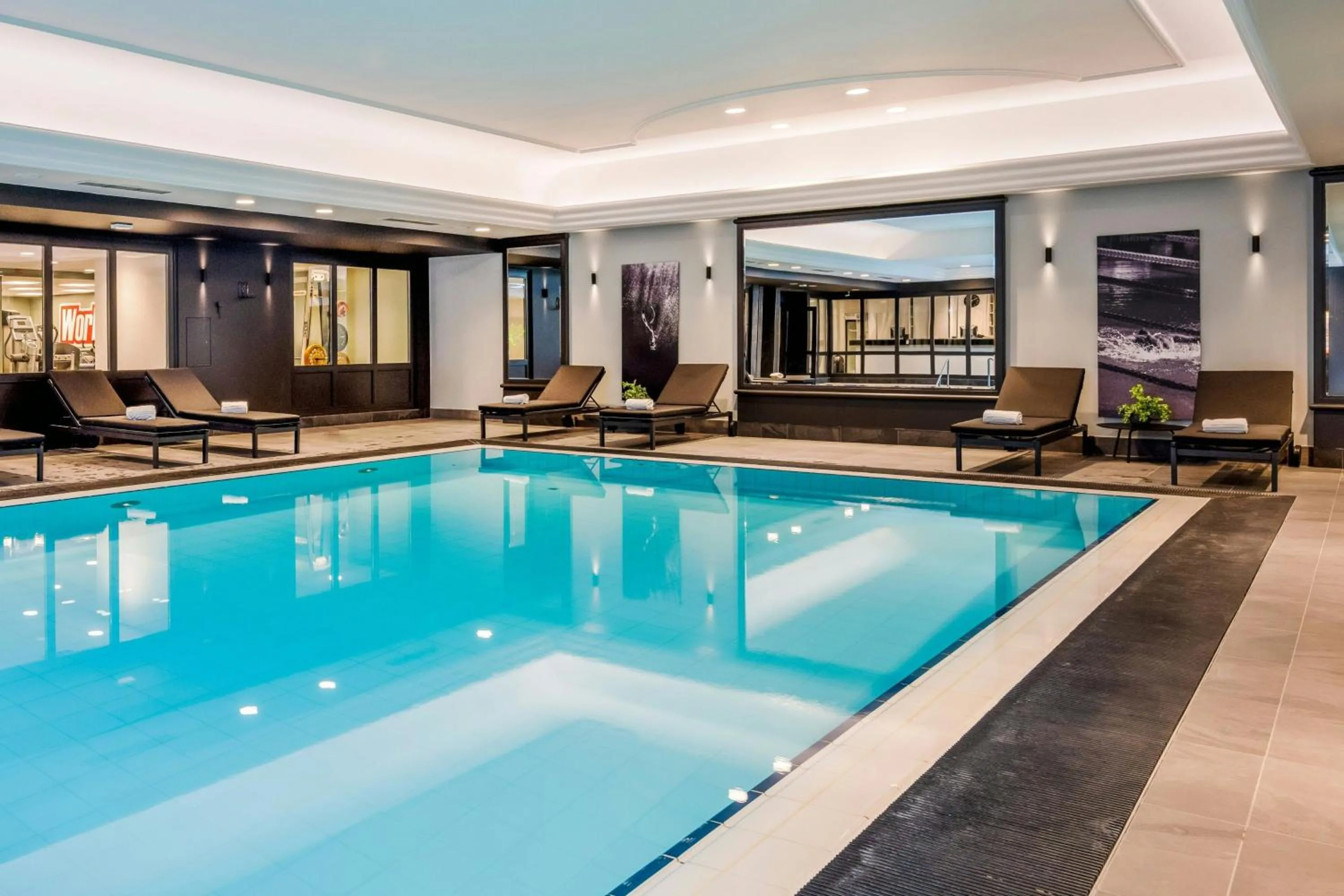 Swimming pool in Renaissance Brussels Hotel