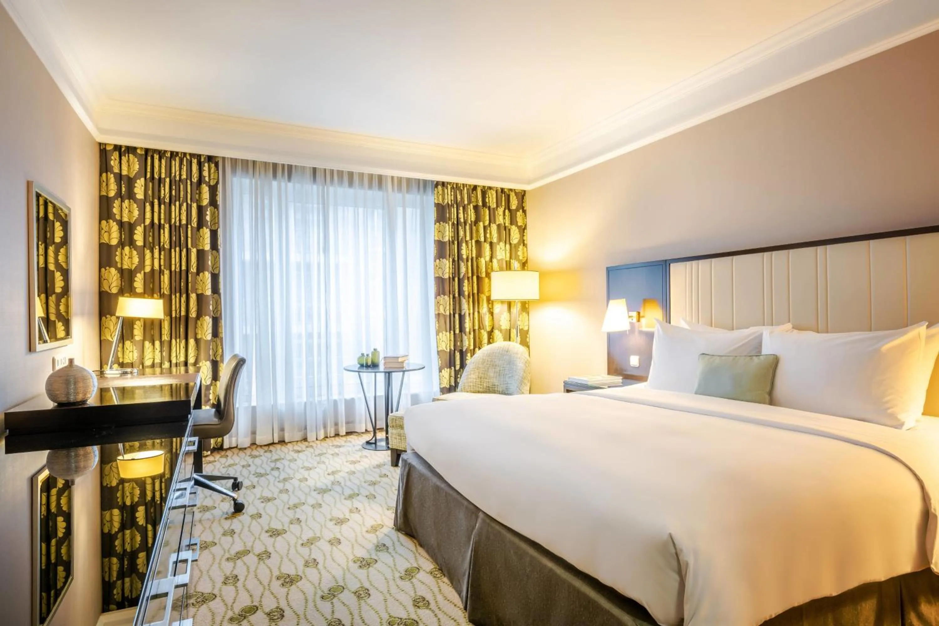 Photo of the whole room, Bed in Renaissance Brussels Hotel