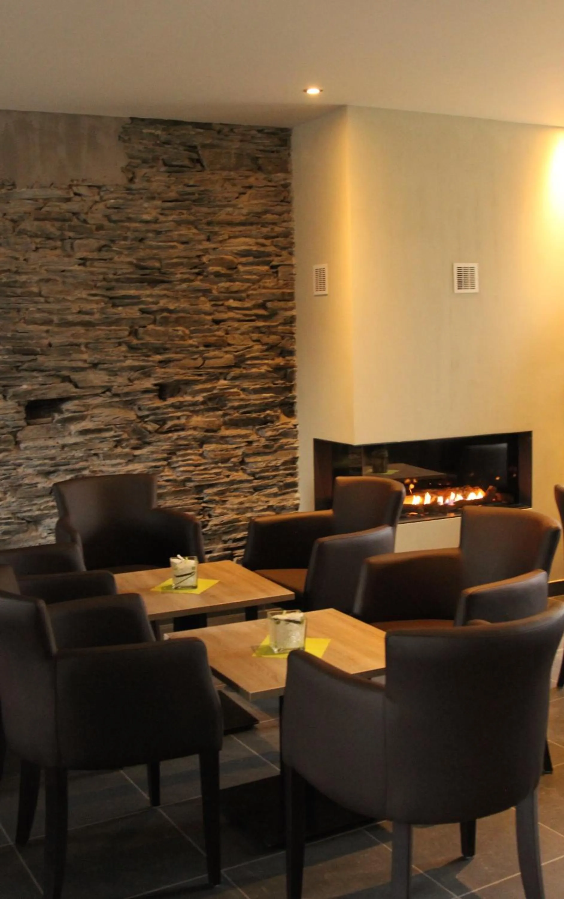 Communal lounge/ TV room in au-magasin