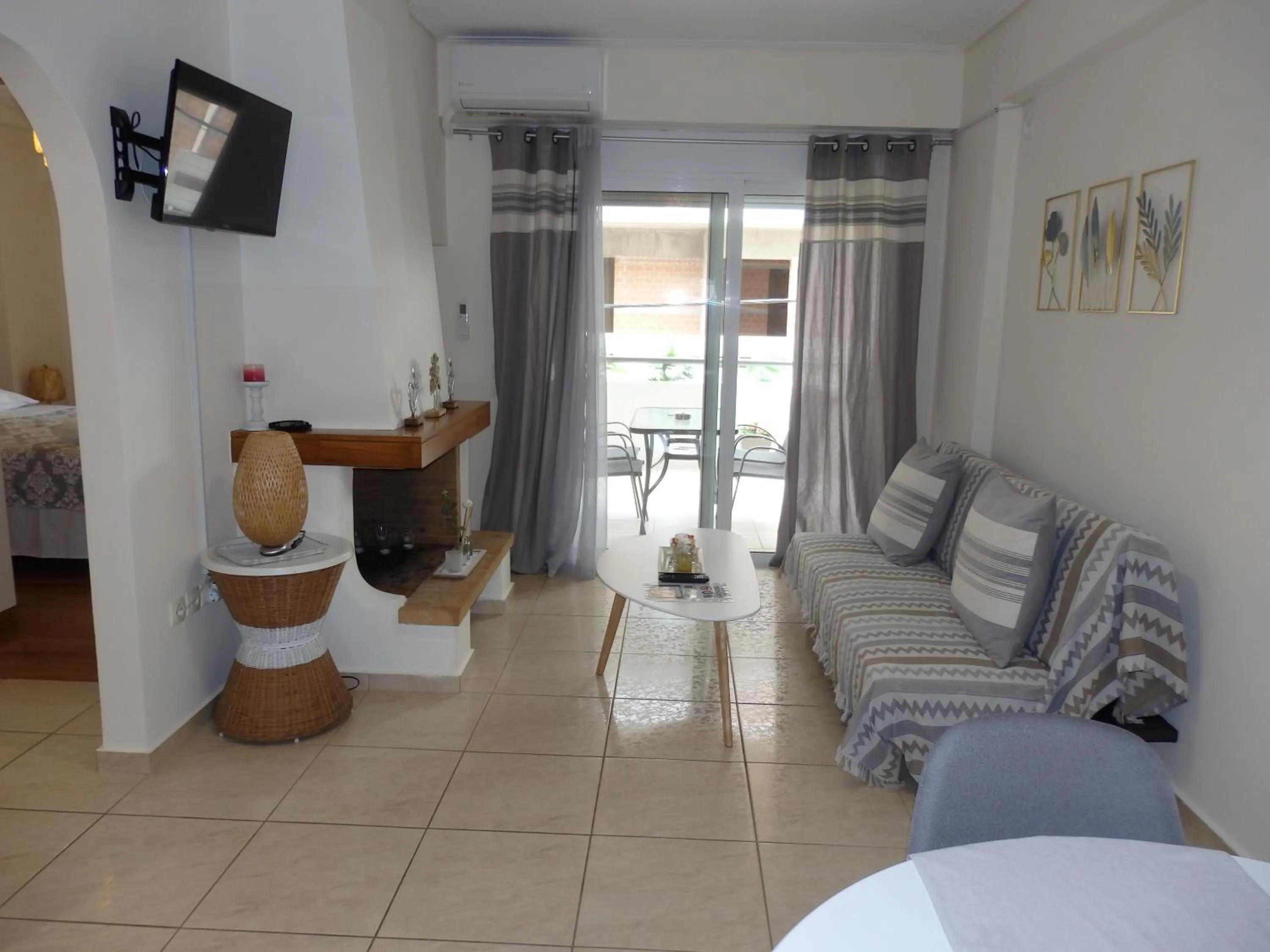 TV and multimedia in A&J Apartments or Rooms athens airport