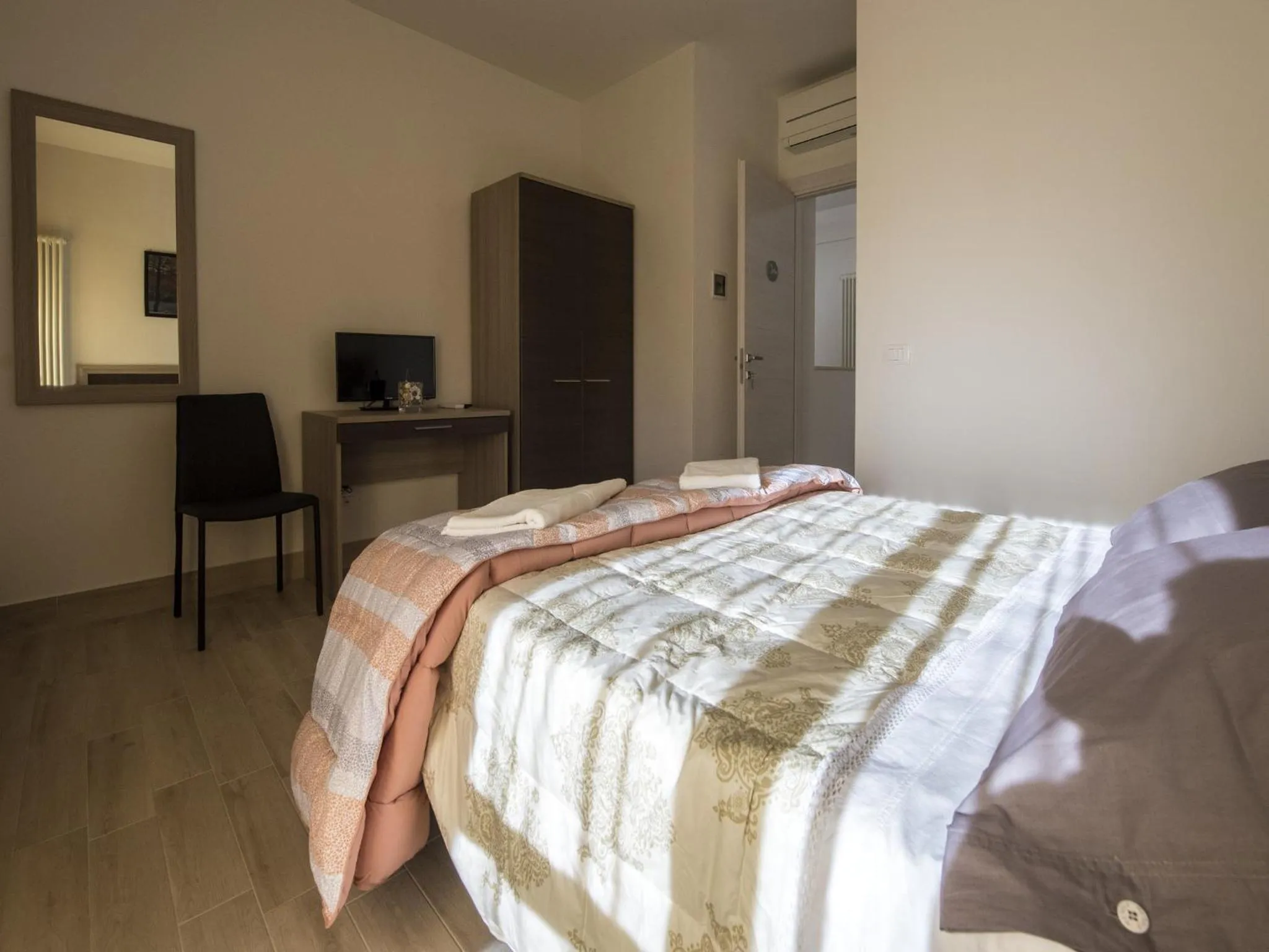 Shower, Bed in Affittacamere Le Quattro Stagioni