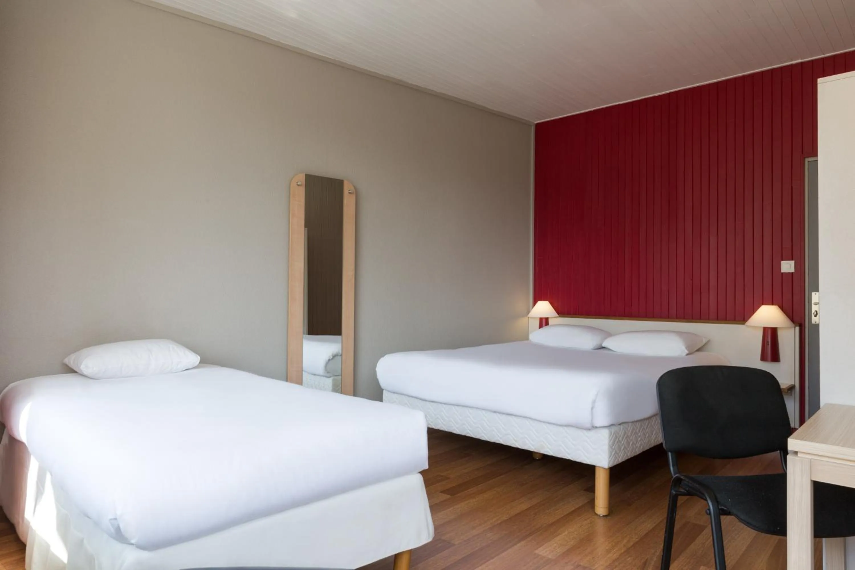 Photo of the whole room, Bed in The Originals Access, Hôtel Arum, Remiremont