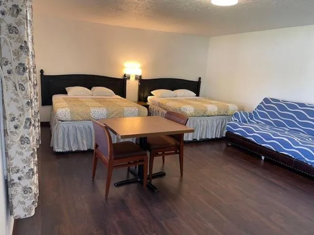 Bed in Gulfway Motel and Restaurant