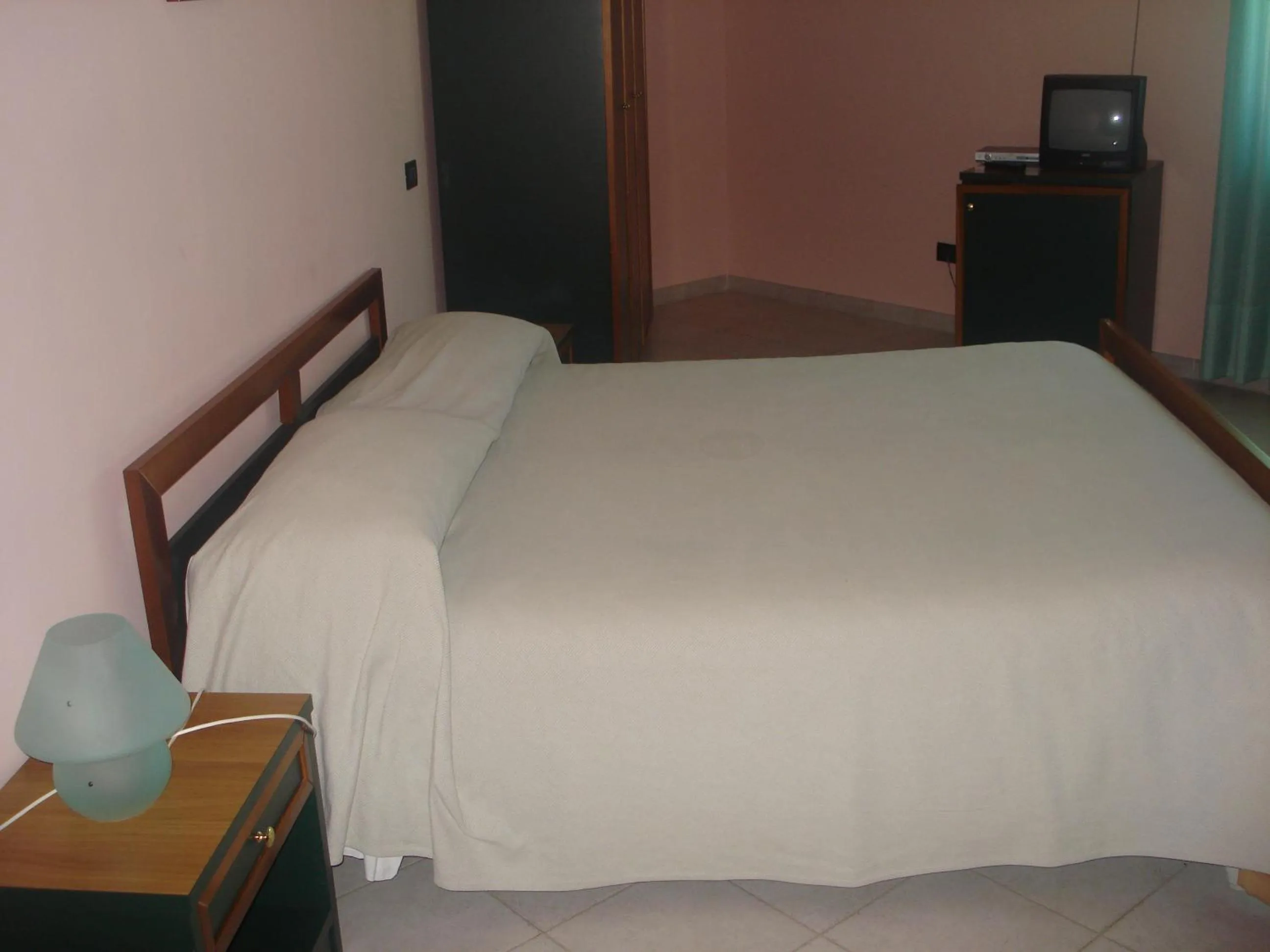 Property building, Bed in Hotel Grandinetti