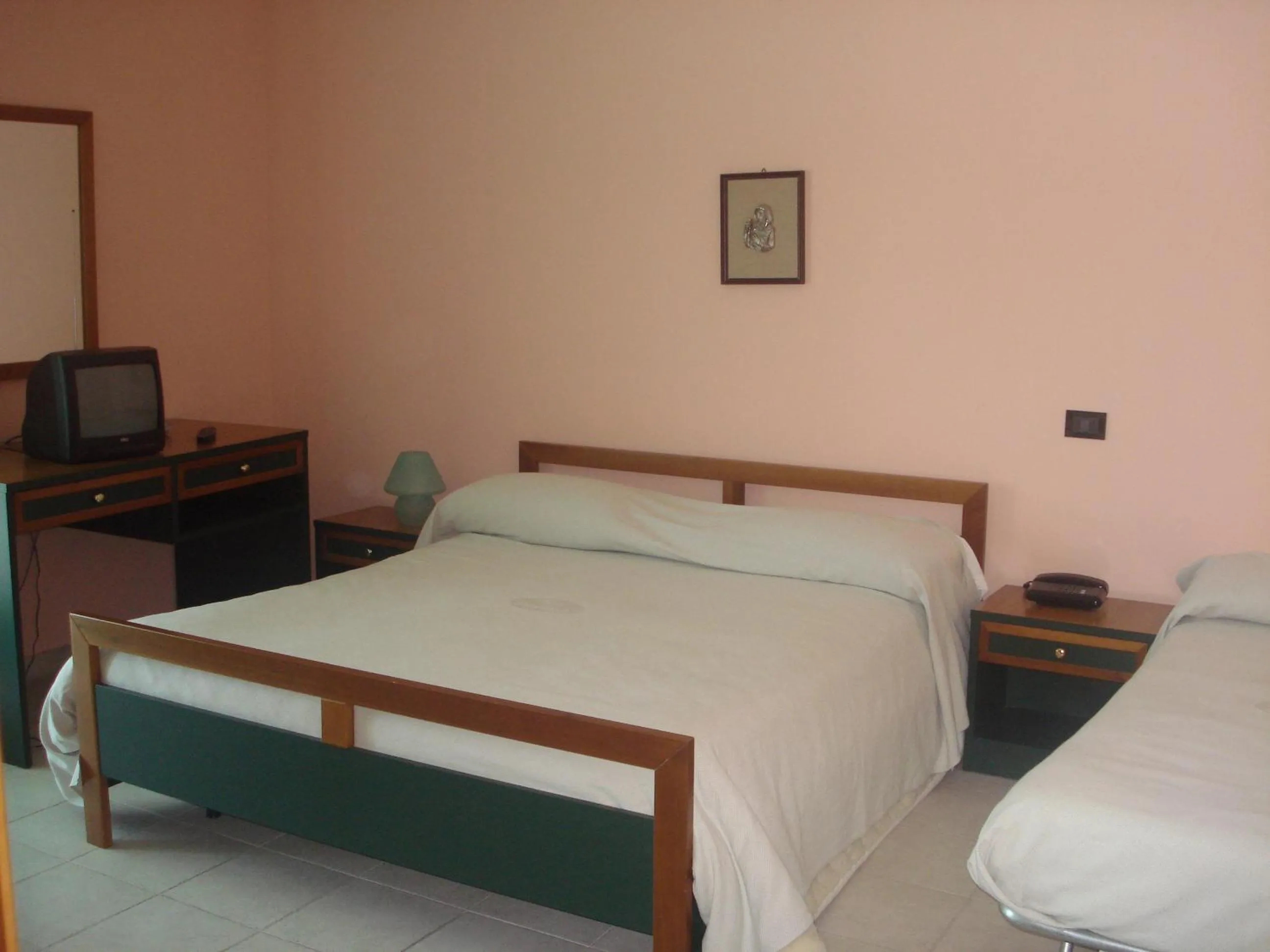 Property building, Bed in Hotel Grandinetti