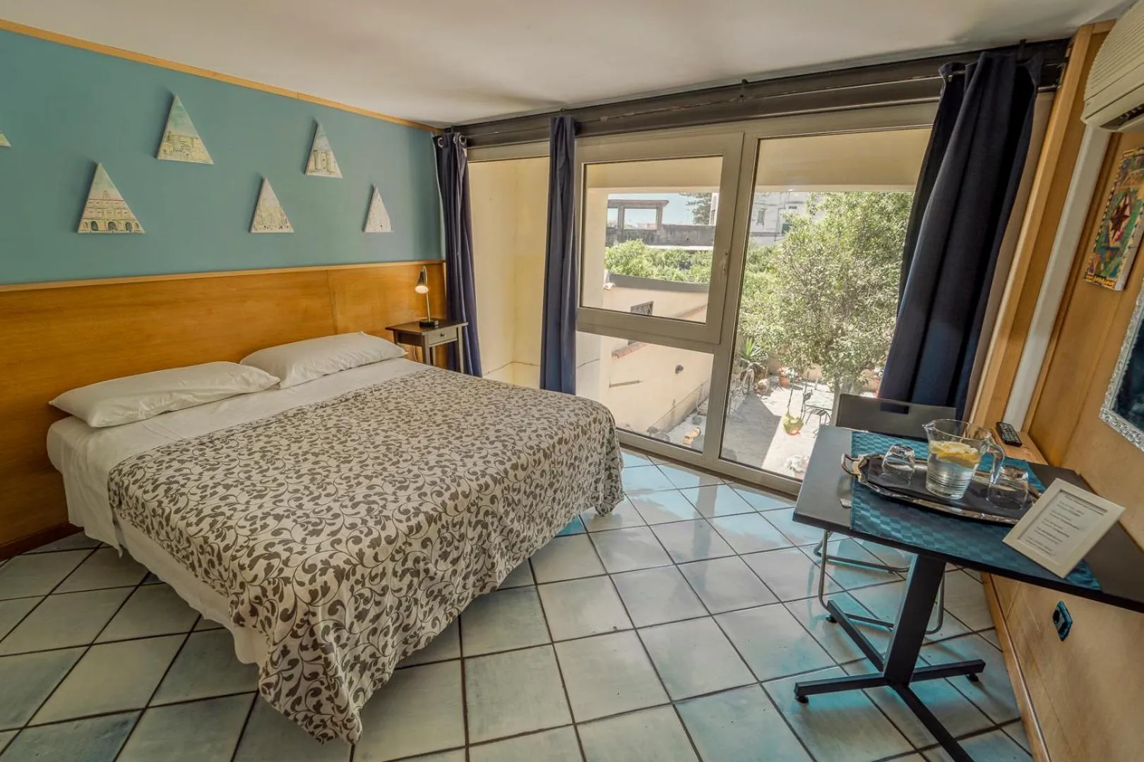 Photo of the whole room, Bed in Domus Vesuvia