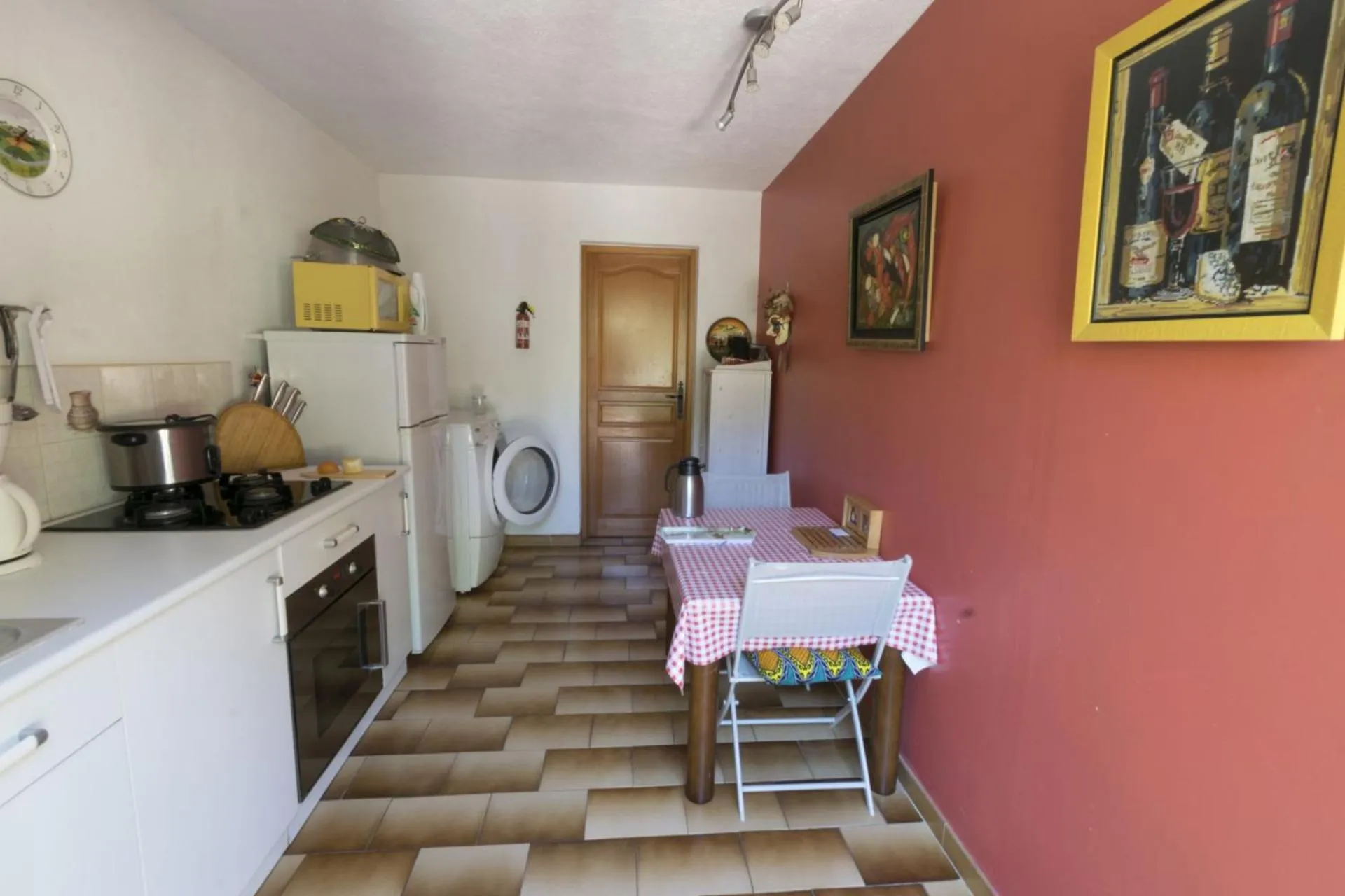 Communal kitchen in Villa Violette