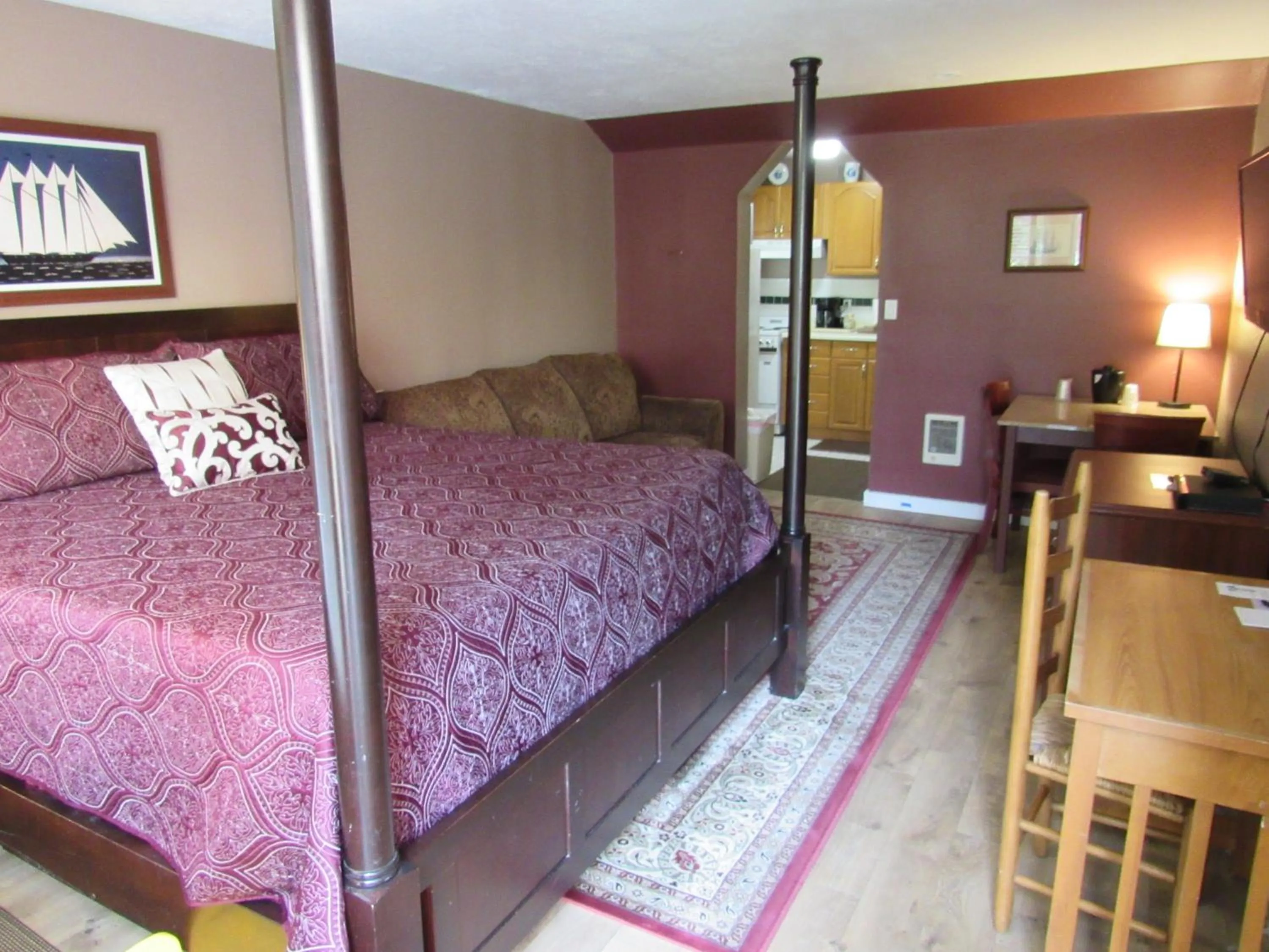 Bed in Captain Cook Inn