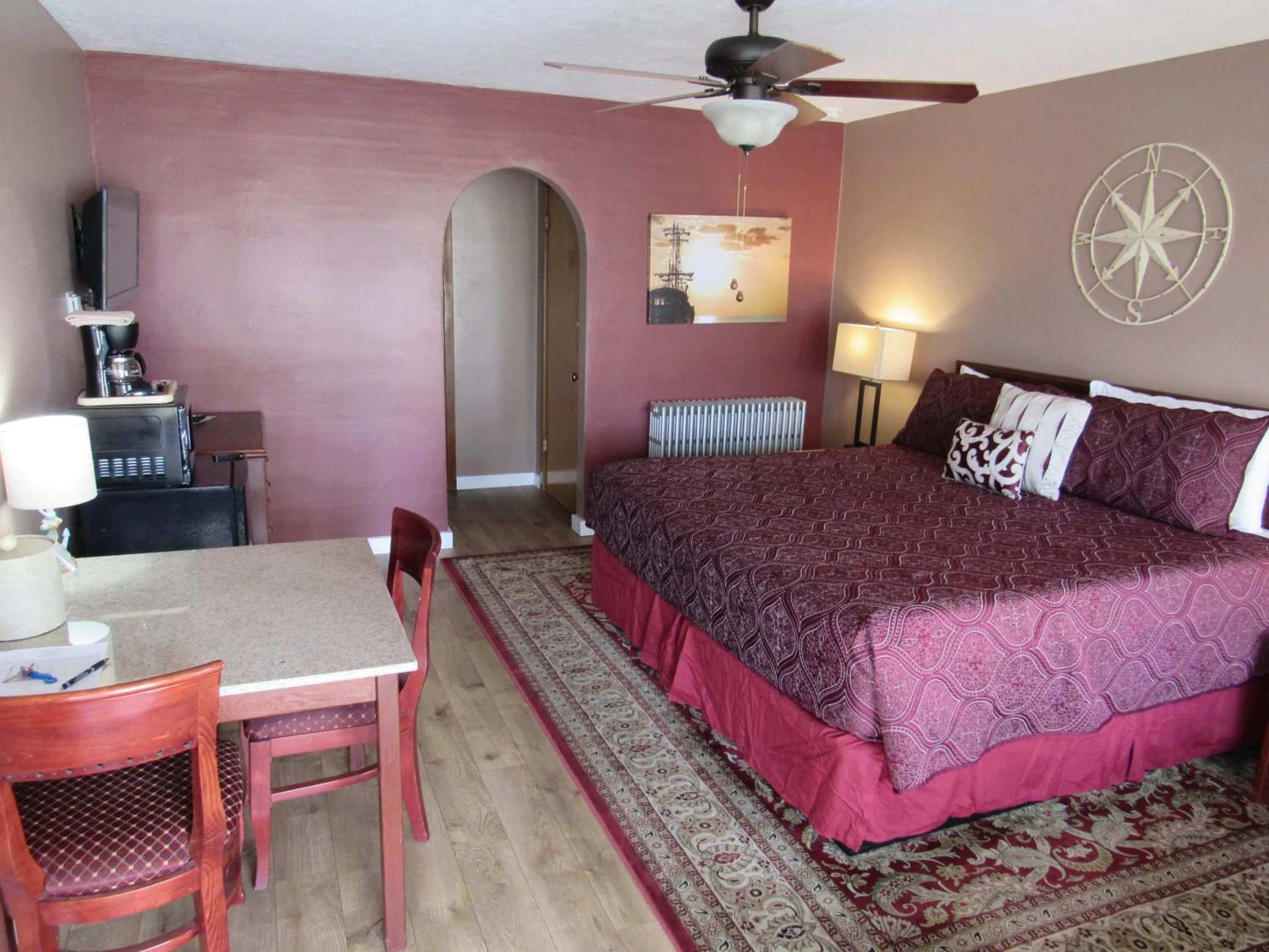 Bed in Captain Cook Inn